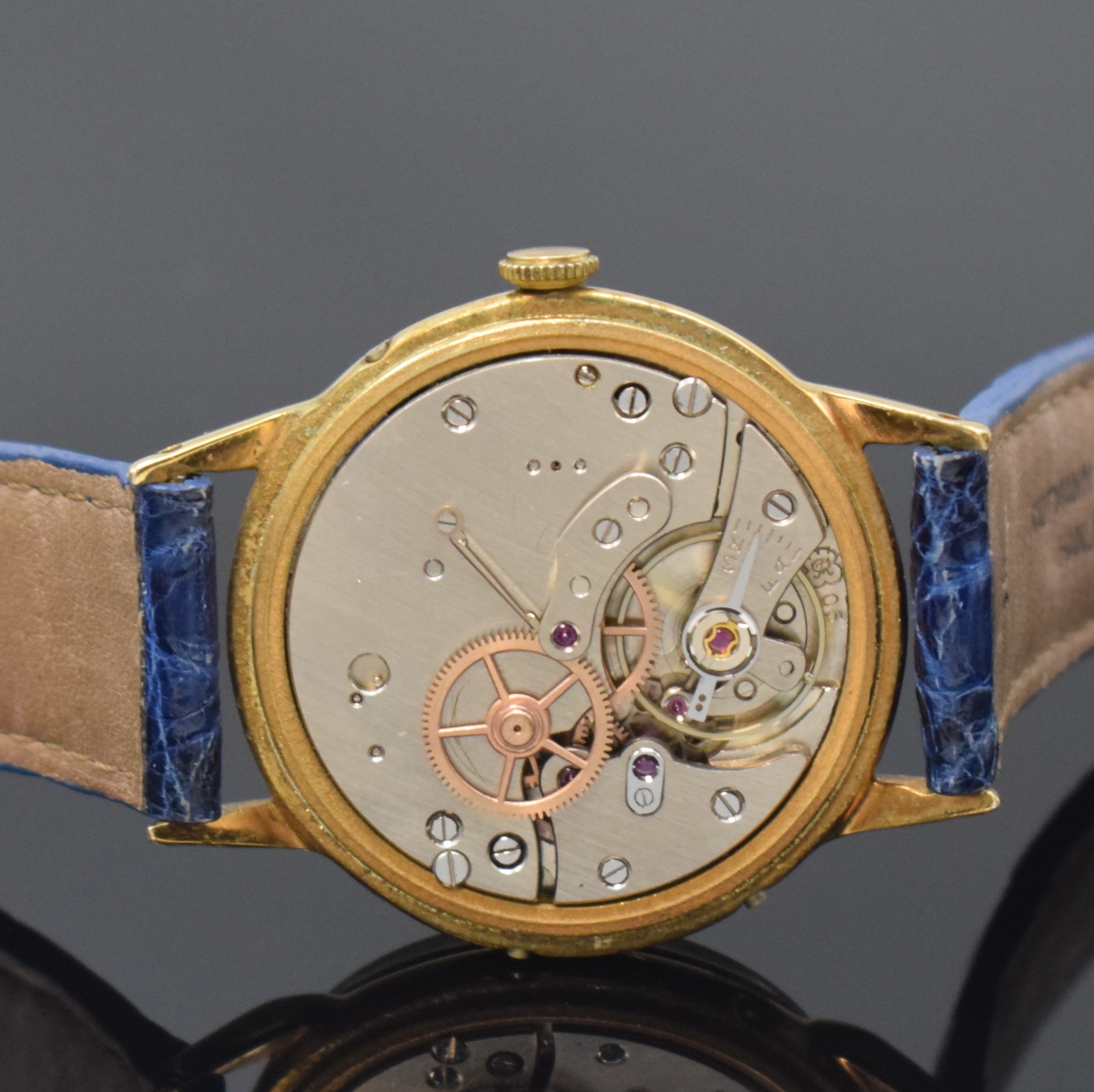 Detail e: LABOR Herrenarmbanduhr mit Vollkalender Kaliber Valjoux 90, Schweiz um 1950, Handaufzug, verg. Geh., Boden aufgedr., Korrekturdr. seitl. im Geh. ...