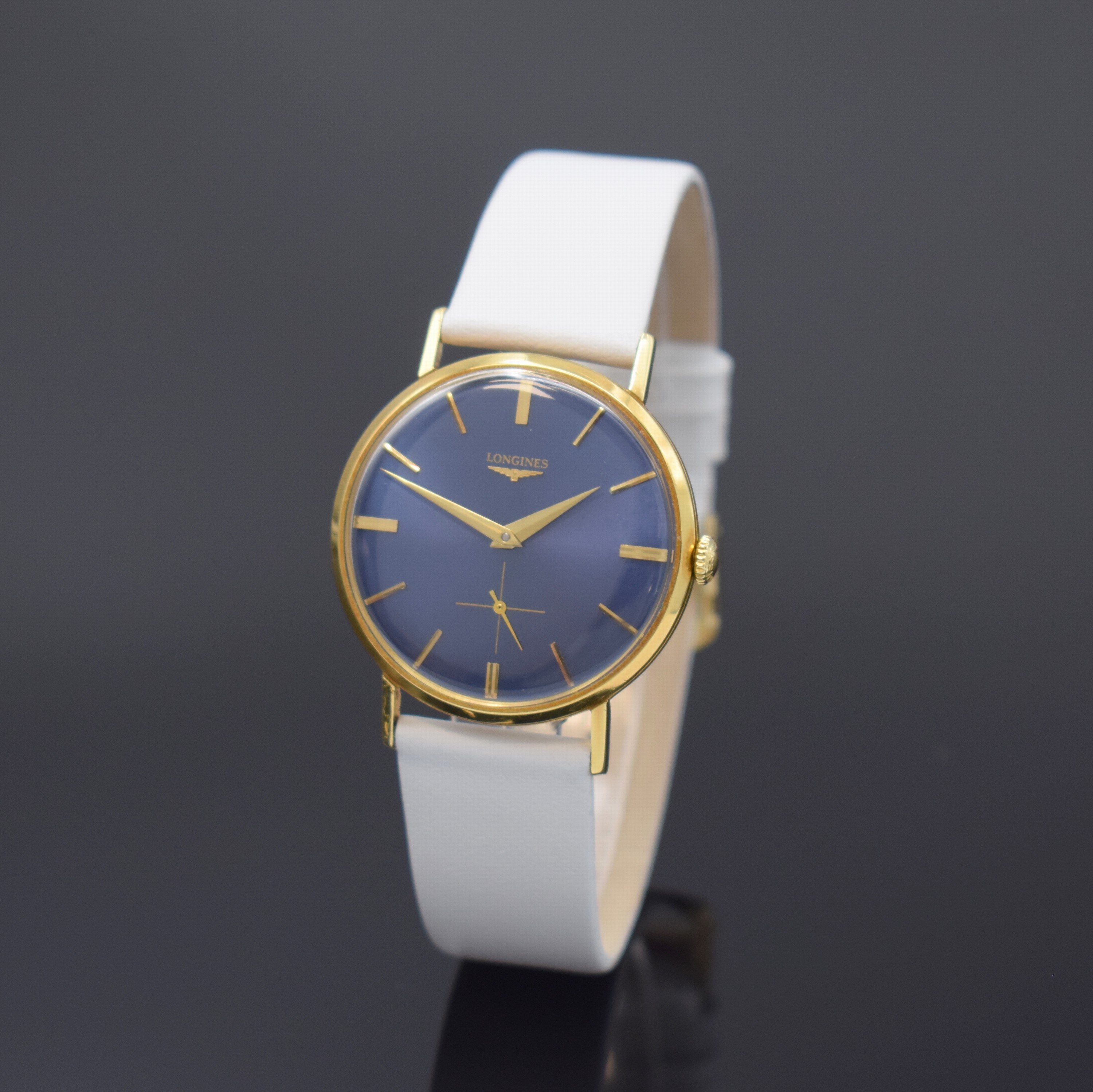 LONGINES Armbanduhr in GG 750/000, Schweiz um 1960, Handaufzug, Boden gedr., blaues Zifferbl. m. gold. Std.-Ind., gold. Zeiger, kl. Sek. b. 6, Kal. ...