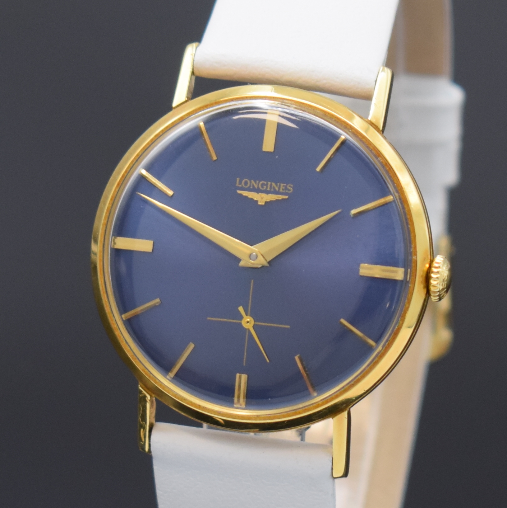 Detail a: LONGINES Armbanduhr in GG 750/000, Schweiz um 1960, Handaufzug, Boden gedr., blaues Zifferbl. m. gold. Std.-Ind., gold. Zeiger, kl. Sek. b. 6, Kal. ...