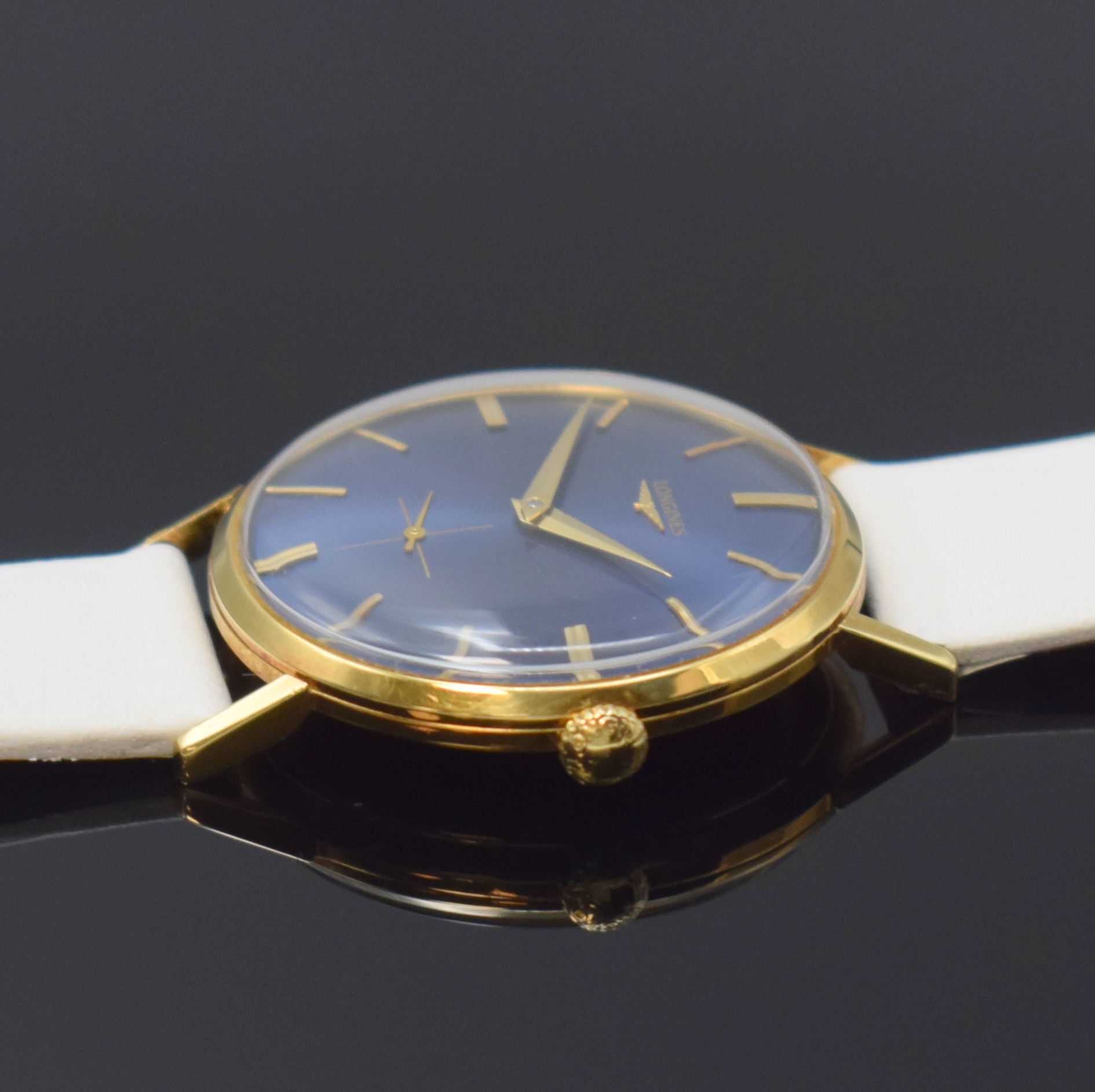 Detail b: LONGINES Armbanduhr in GG 750/000, Schweiz um 1960, Handaufzug, Boden gedr., blaues Zifferbl. m. gold. Std.-Ind., gold. Zeiger, kl. Sek. b. 6, Kal. ...