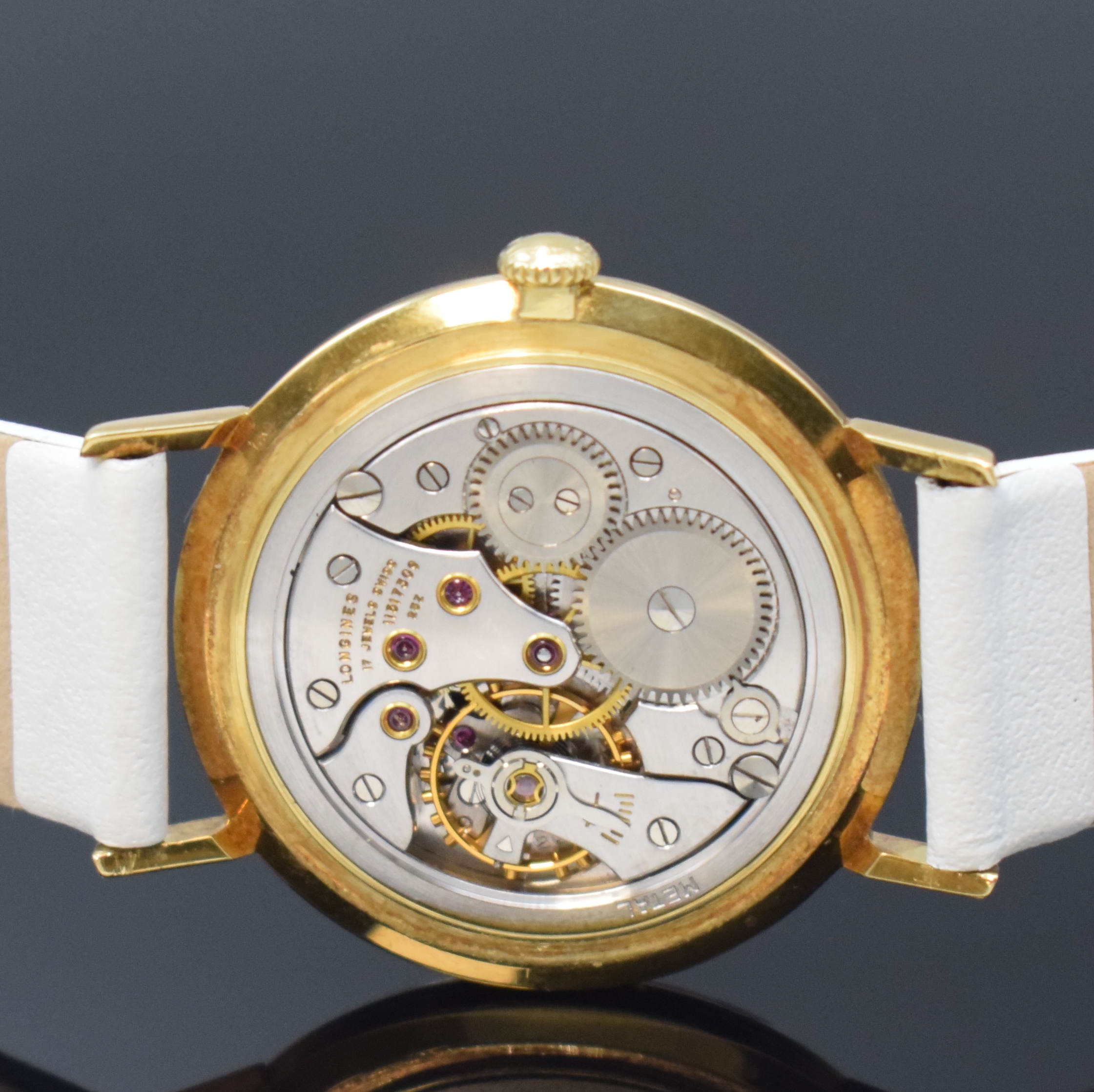 Detail d: LONGINES Armbanduhr in GG 750/000, Schweiz um 1960, Handaufzug, Boden gedr., blaues Zifferbl. m. gold. Std.-Ind., gold. Zeiger, kl. Sek. b. 6, Kal. ...