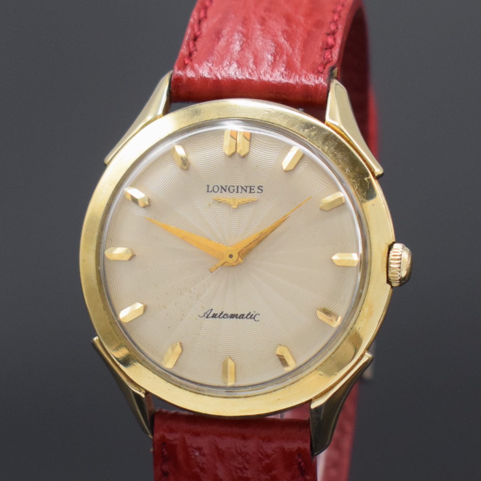Detail a: LONGINES 10k Gold Filled Herrenarmbanduhr, Schweiz um 1955, Automatik, Boden verschr., silb. Zifferbl. m. Strahlendekor, gold. Std.- Ind., gold. ...