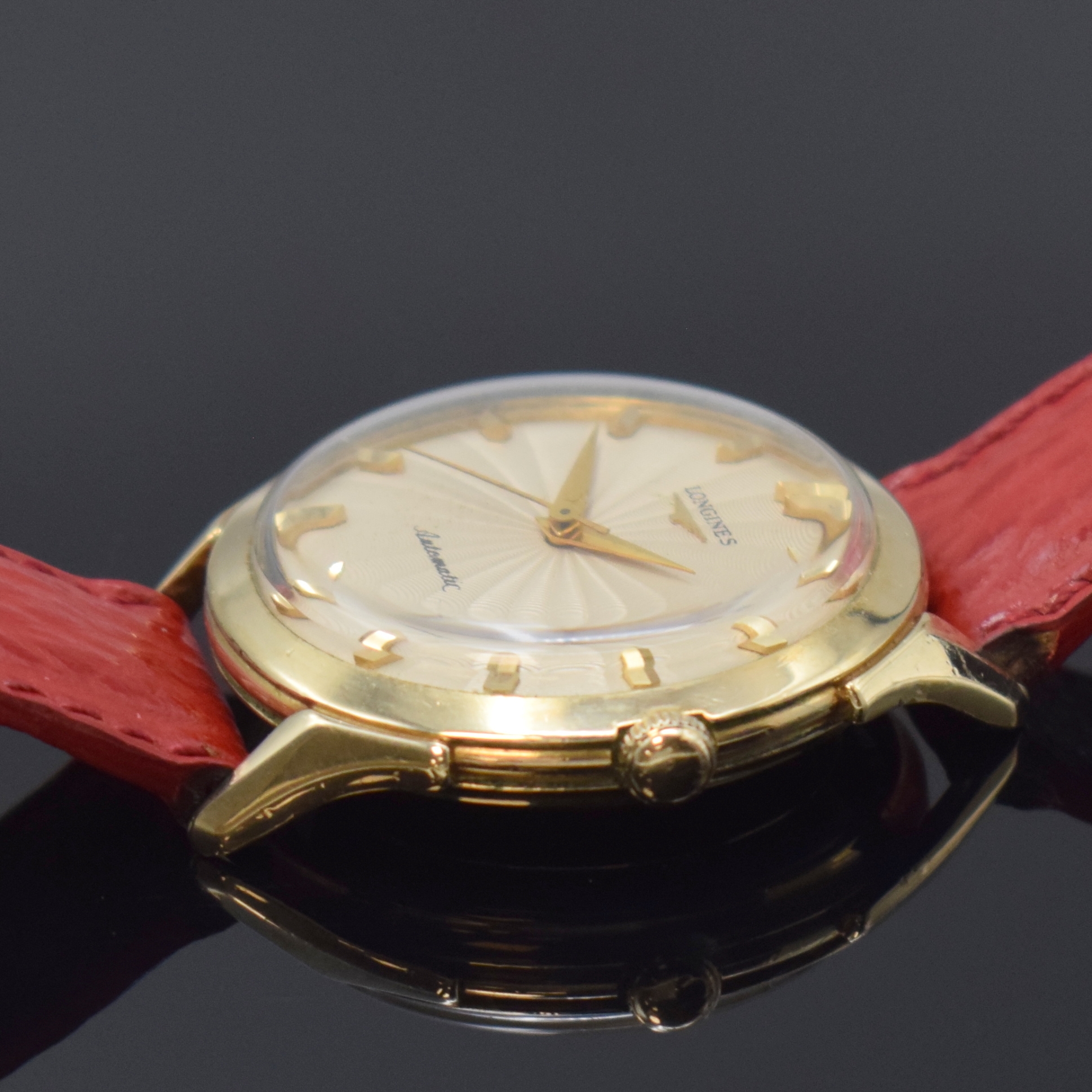Detail b: LONGINES 10k Gold Filled Herrenarmbanduhr, Schweiz um 1955, Automatik, Boden verschr., silb. Zifferbl. m. Strahlendekor, gold. Std.- Ind., gold. ...