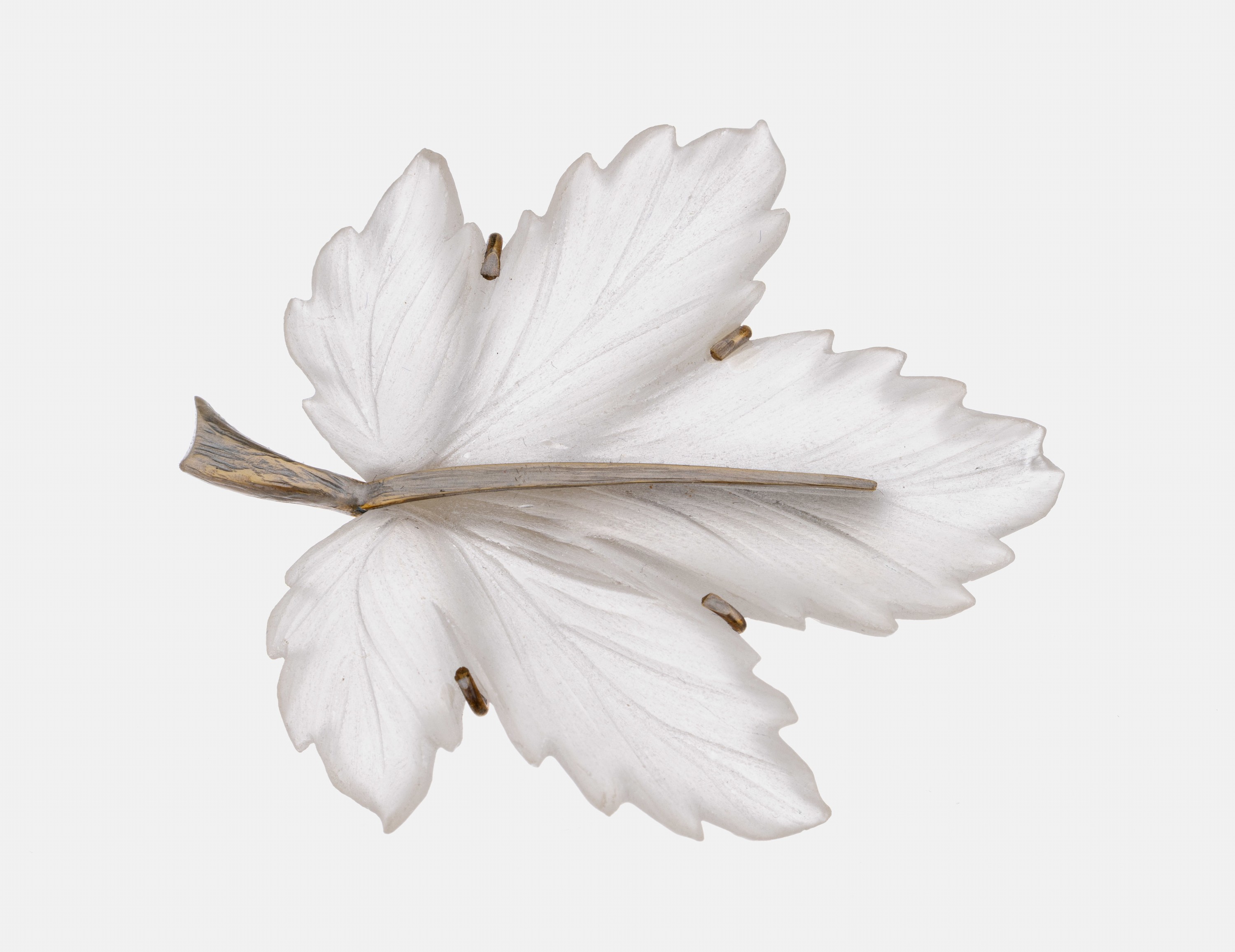 14 kt Gold Bergkristall-Brosche, GG/WG 585/000, plastisches Blatt aus Bergkristall, geschnitten und sat., ca. 5 x 4 cm, min. besch., bez. Handarbeit