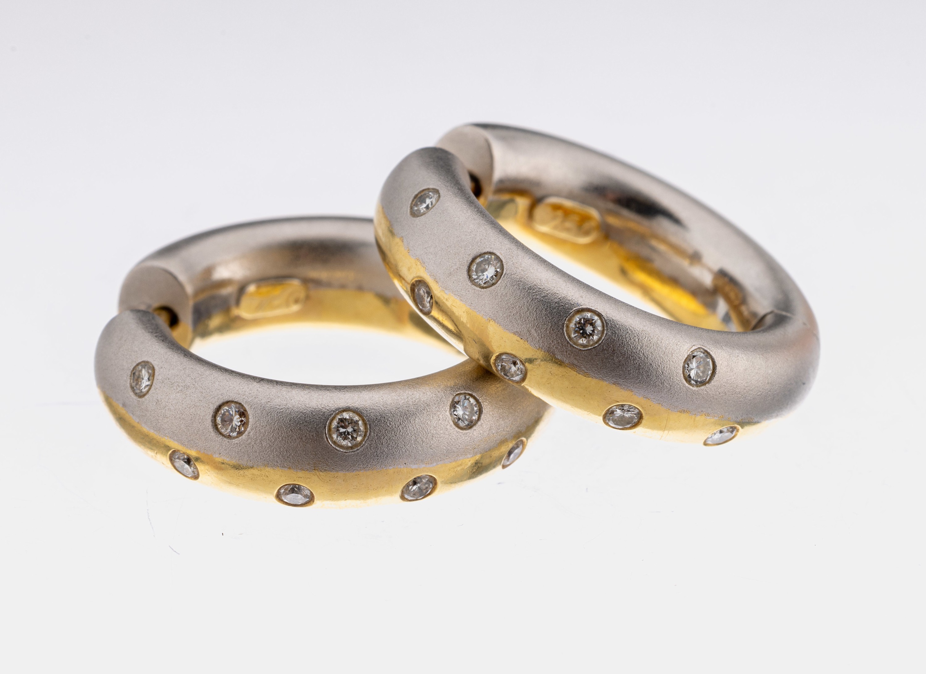 Paar 18 kt Gold Brillant-Ohrcreolen, GG/WG 750/000, WG sat., GG pol., 16 Brillanten zus. ca. 0.25 ct Weiß/si, ca. 15 g