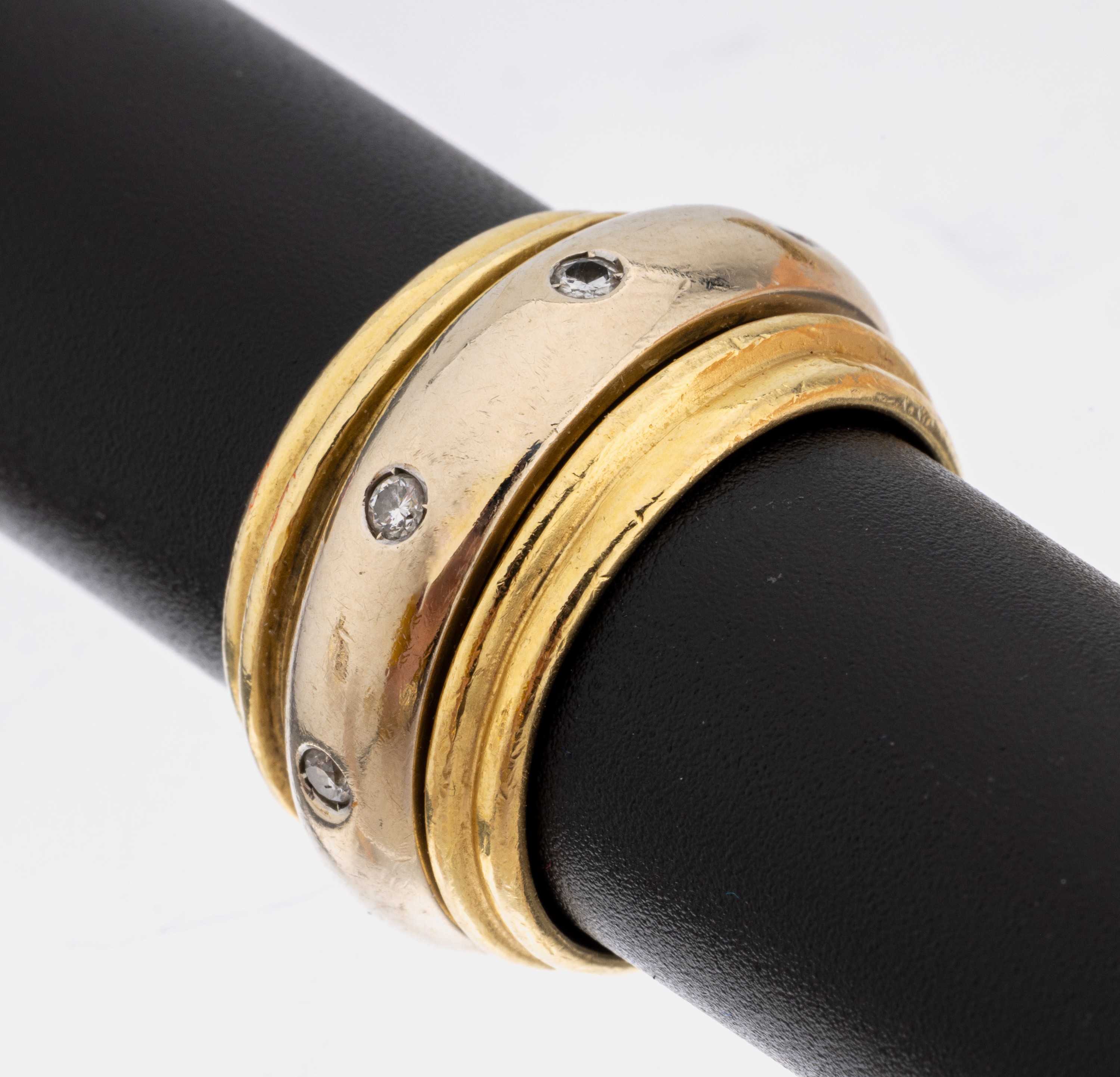 18 kt Gold Brillant-Ring, GG/WG 750/000, WGSchiene drehbar, 7 Brillanten zus. ca. 0.14 ct Weiß/si, RW 54, ca. 15.6 g, Tragespuren