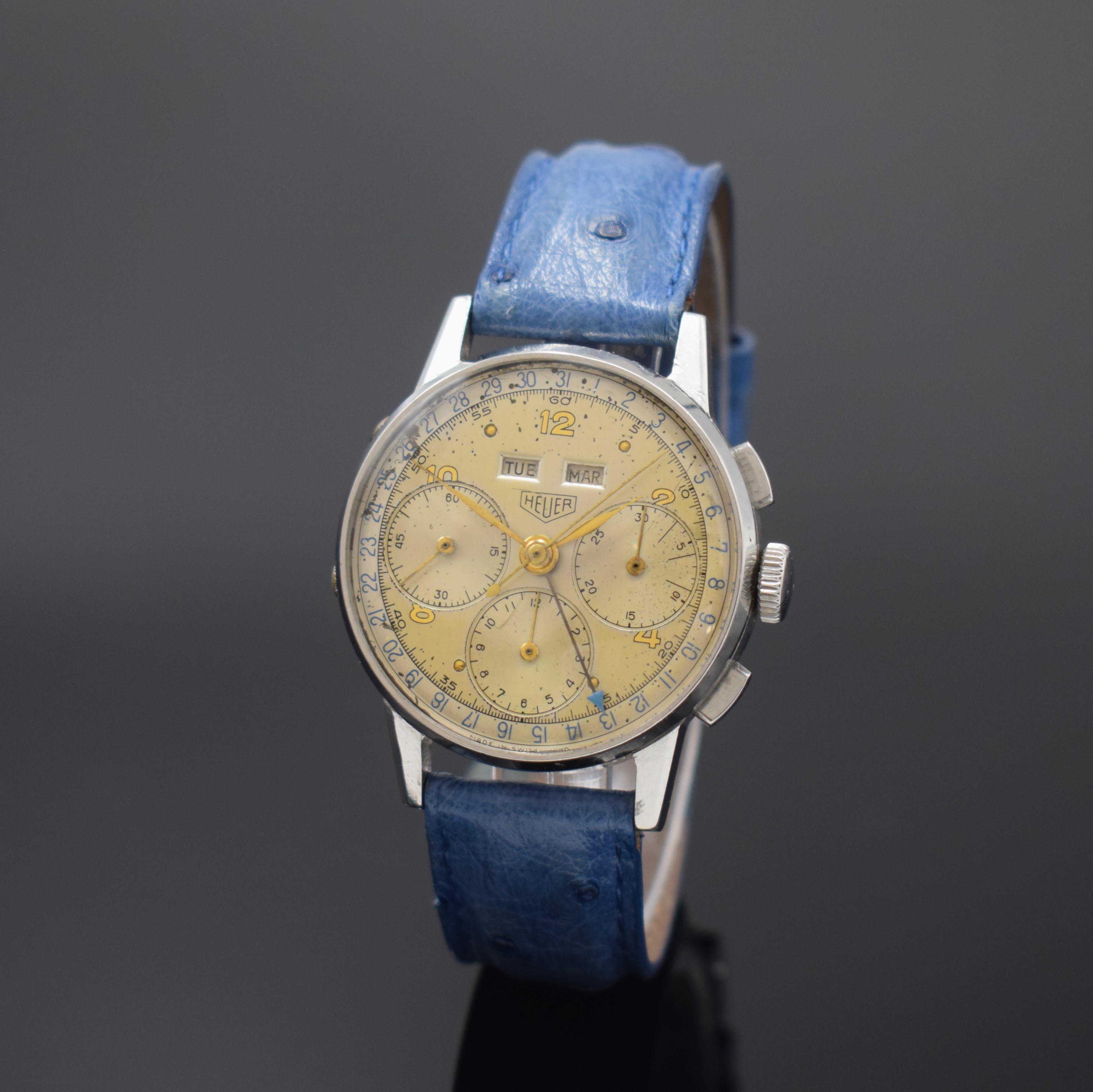 HEUER Valjoux 72C Herrenarmbanduhr mit Schaltradchronograph und Vollkalender in Stahl, Schweiz um 1955, Handaufzug, 3-tlg. Geh., Boden und Glasrand ...