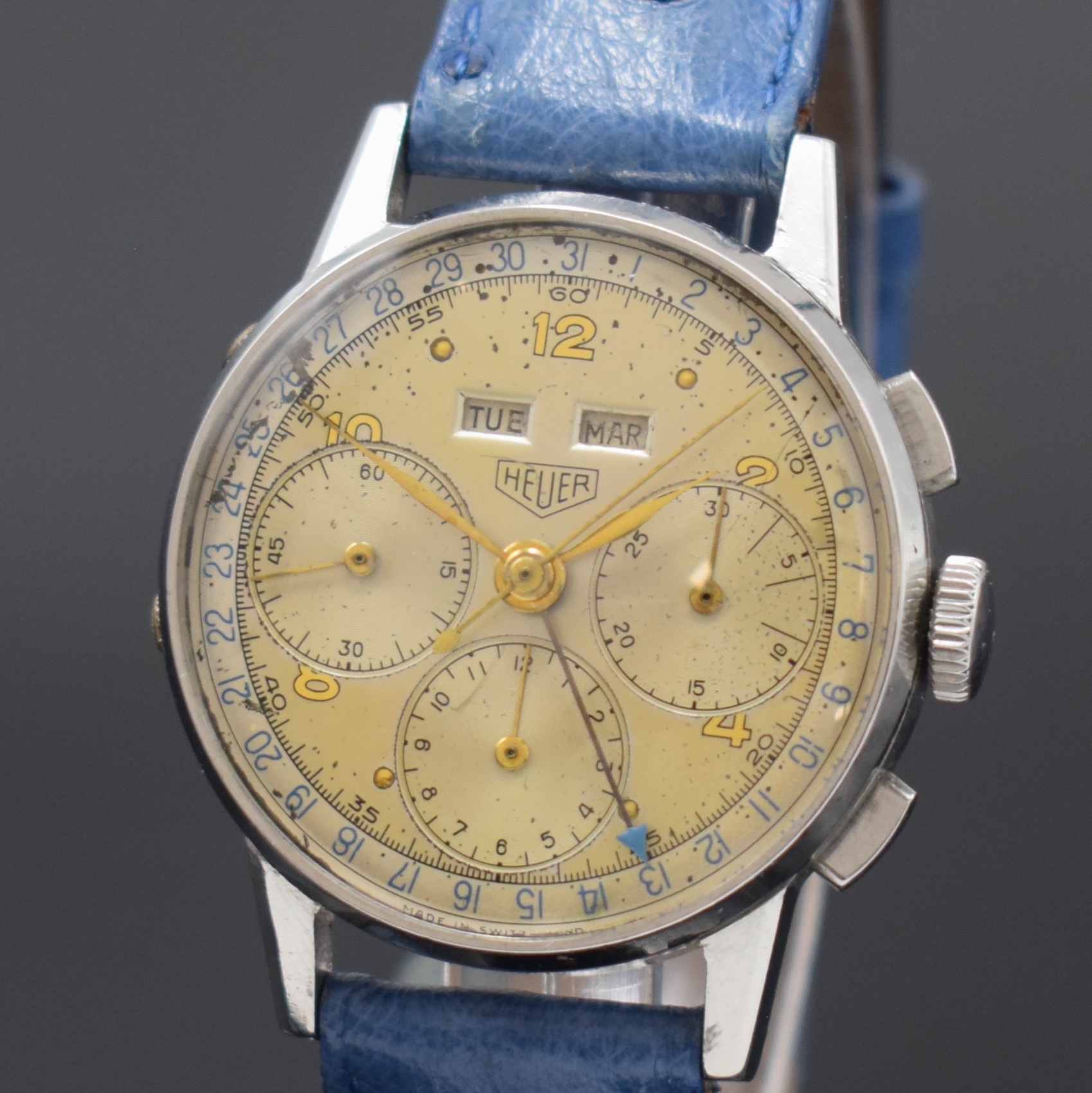 Detail a: HEUER Valjoux 72C Herrenarmbanduhr mit Schaltradchronograph und Vollkalender in Stahl, Schweiz um 1955, Handaufzug, 3-tlg. Geh., Boden und Glasrand ...
