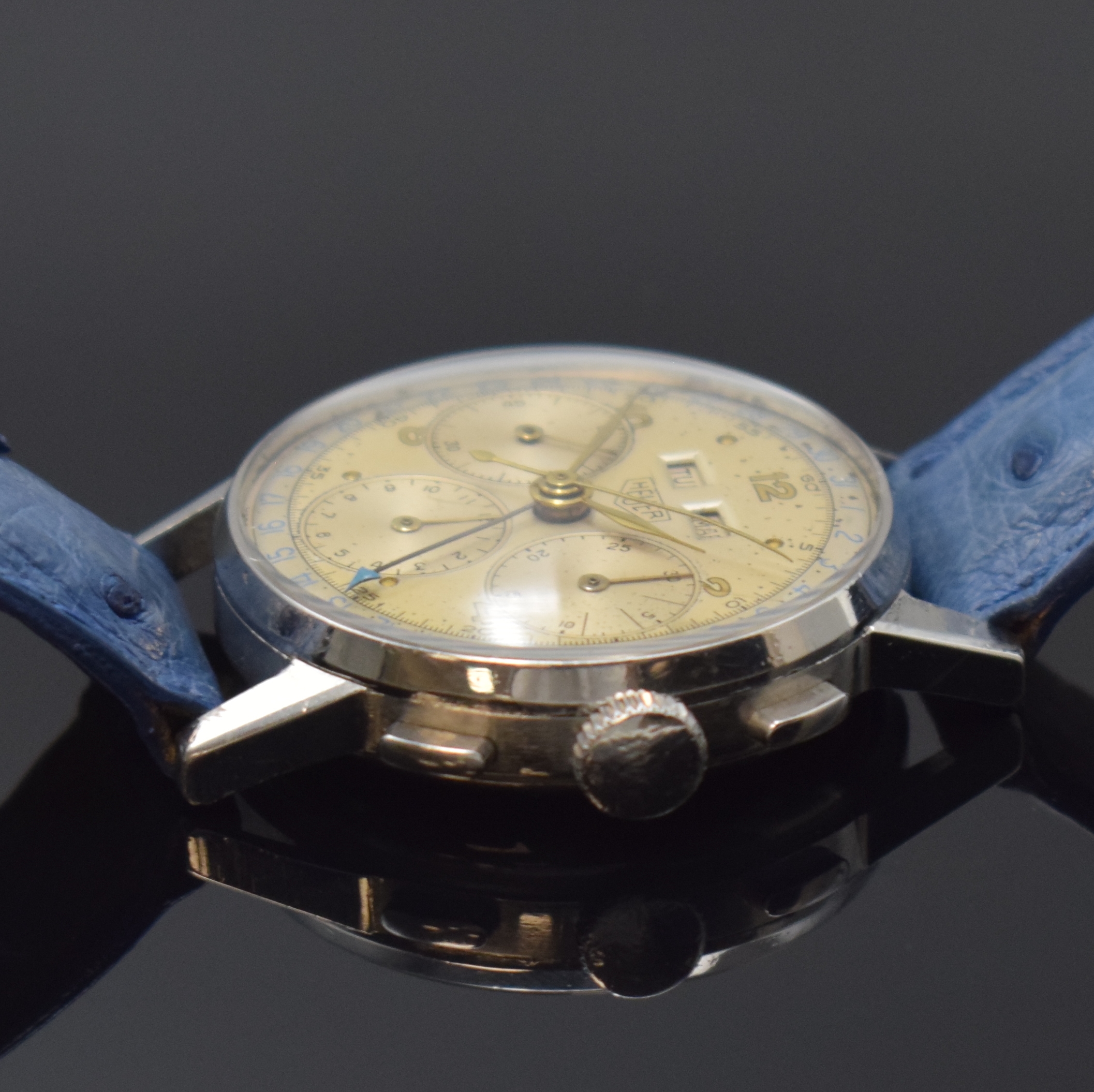 Detail b: HEUER Valjoux 72C Herrenarmbanduhr mit Schaltradchronograph und Vollkalender in Stahl, Schweiz um 1955, Handaufzug, 3-tlg. Geh., Boden und Glasrand ...