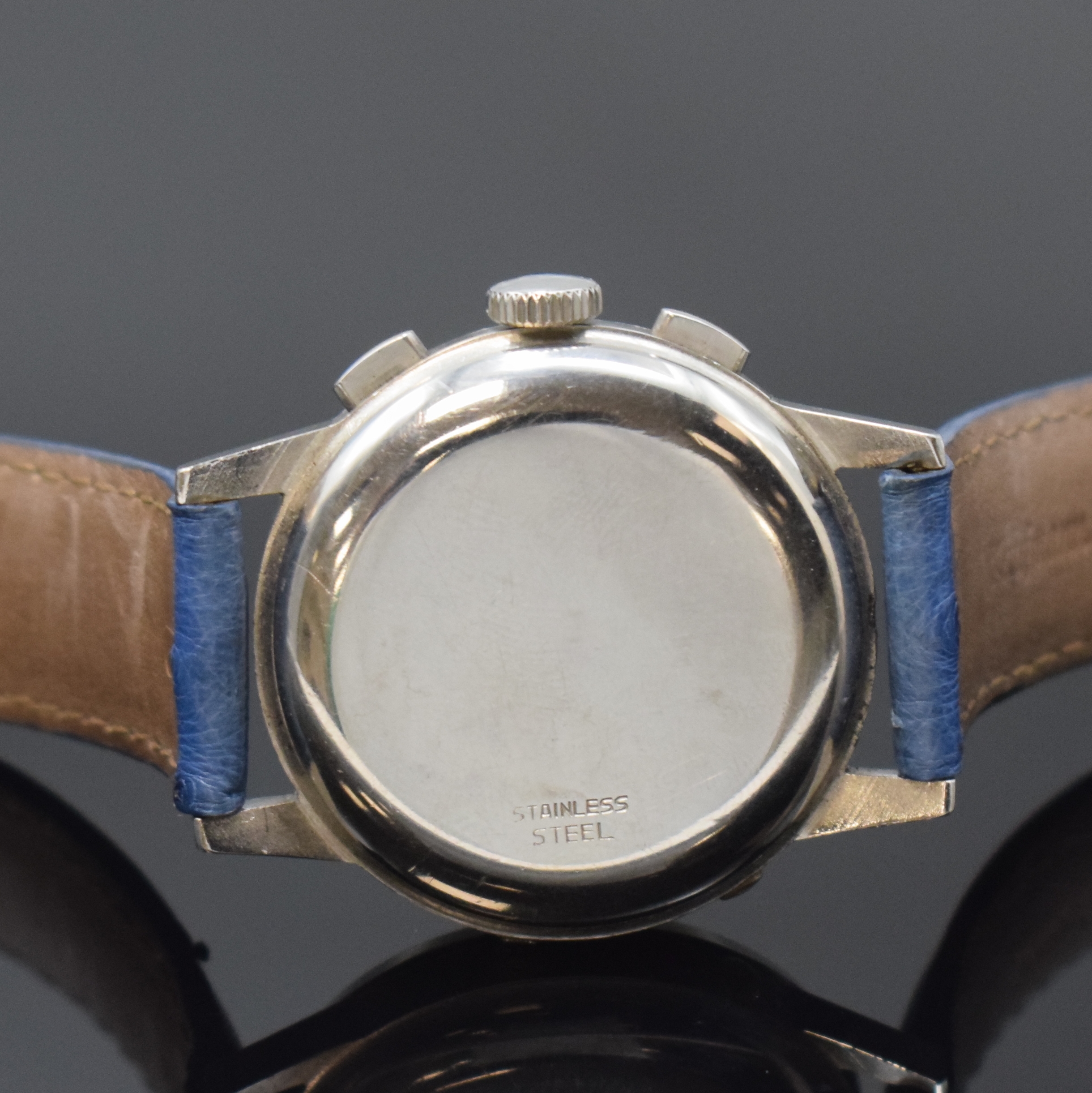 Detail c: HEUER Valjoux 72C Herrenarmbanduhr mit Schaltradchronograph und Vollkalender in Stahl, Schweiz um 1955, Handaufzug, 3-tlg. Geh., Boden und Glasrand ...