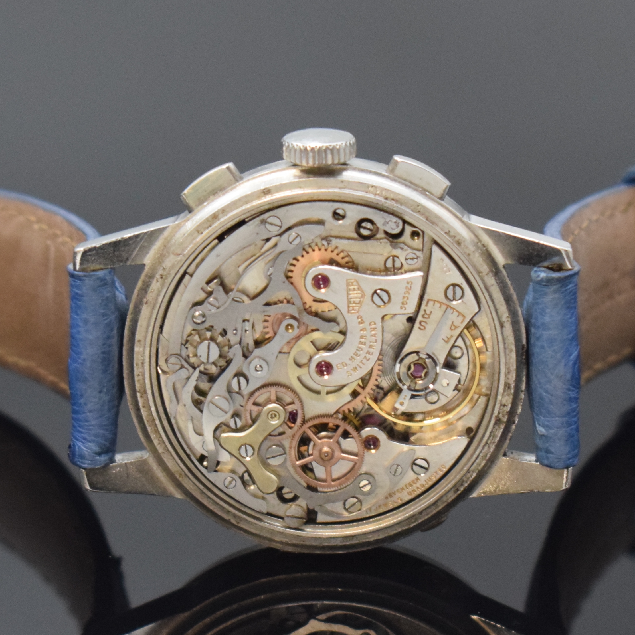 Detail e: HEUER Valjoux 72C Herrenarmbanduhr mit Schaltradchronograph und Vollkalender in Stahl, Schweiz um 1955, Handaufzug, 3-tlg. Geh., Boden und Glasrand ...