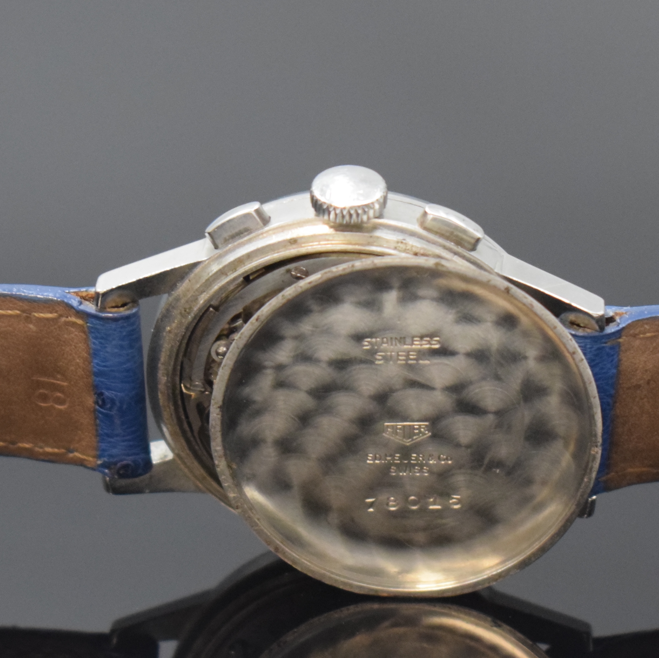 Detail f: HEUER Valjoux 72C Herrenarmbanduhr mit Schaltradchronograph und Vollkalender in Stahl, Schweiz um 1955, Handaufzug, 3-tlg. Geh., Boden und Glasrand ...
