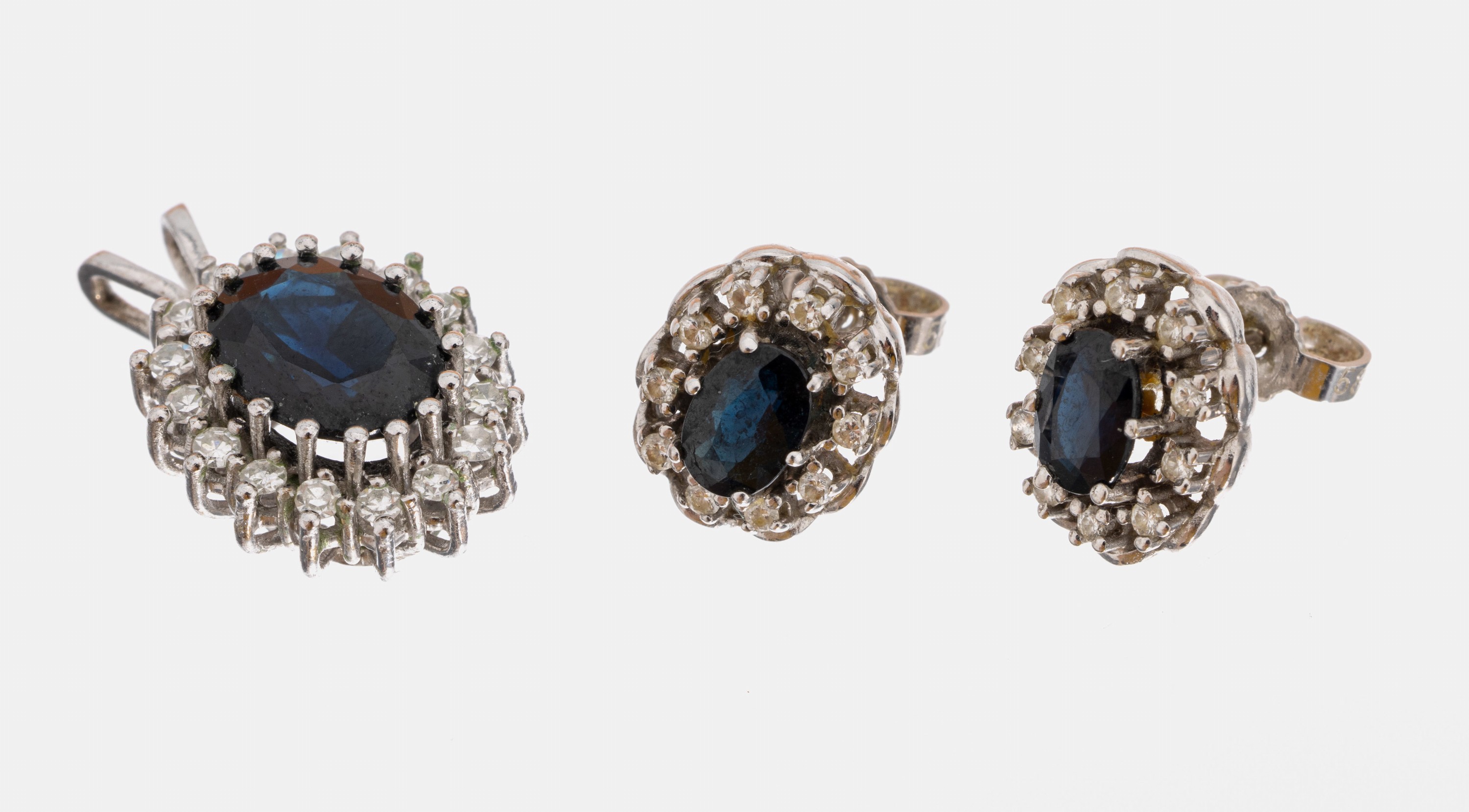 14 kt Gold Saphir-Diamant-Schmuckset, WG 585/000, best. aus: 1 Anhänger, ovalfacett. Saphir ca. 3.00 ct, umgeben von 16 8/8-Diam. zus. ca. 0.32 ct ...