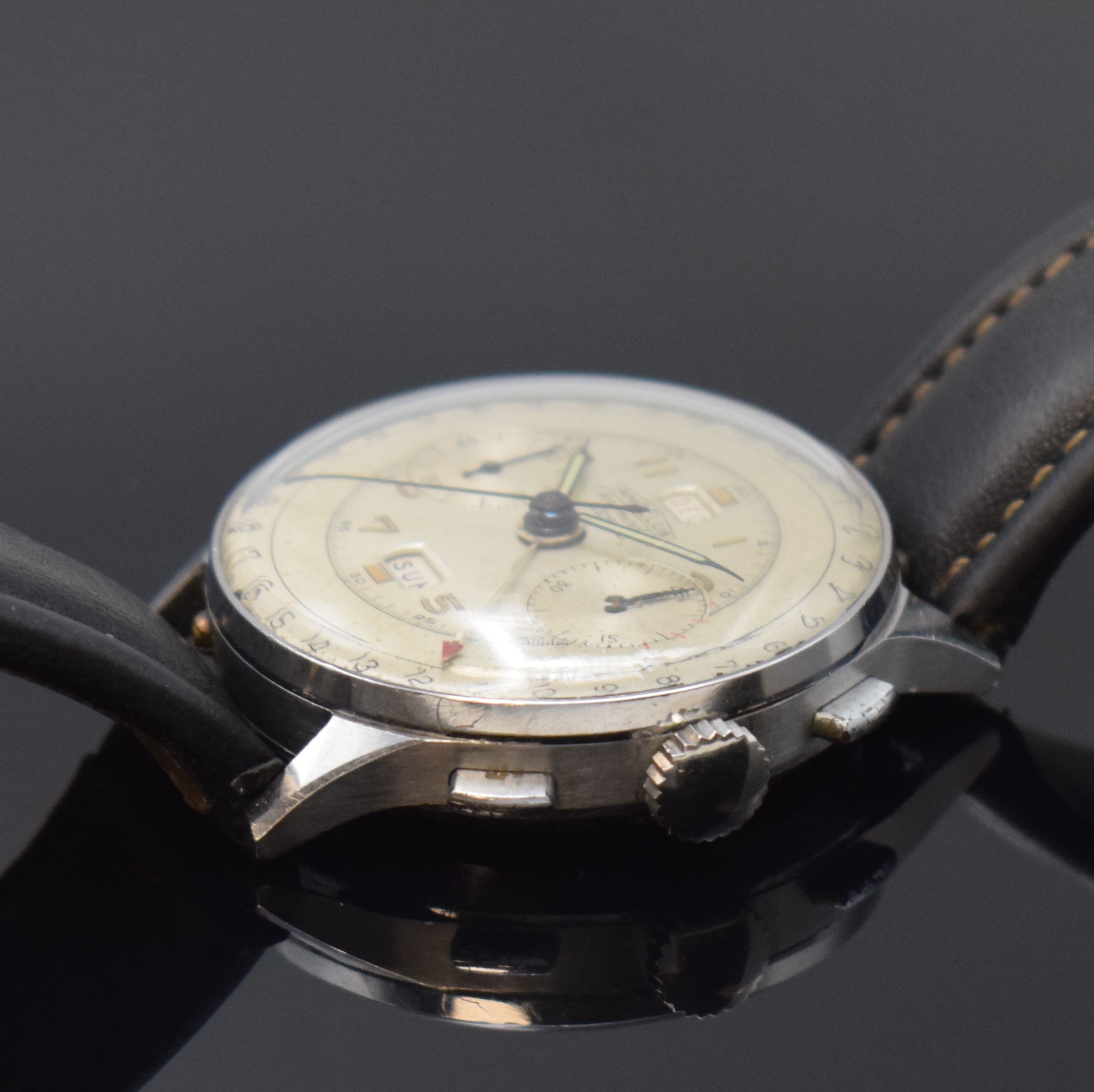 Detail b: ANGELUS Chronodato Rensie Herrenarmbanduhr mit Schaltradchronograph und Kalenderanzeige, Schweiz um 1945, 3-teil. Edelstahlgeh., Boden und Glasrand ...