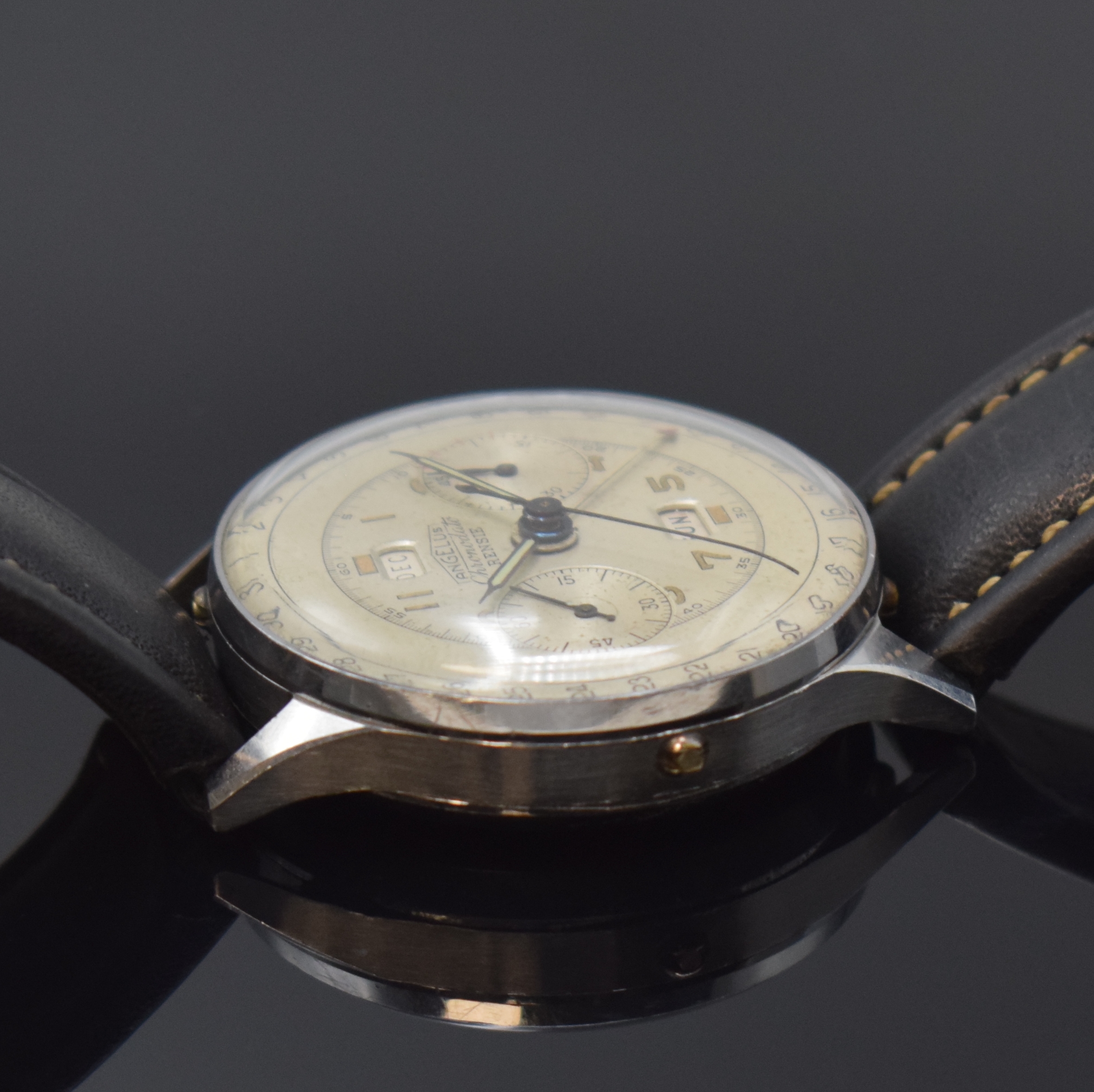 Detail c: ANGELUS Chronodato Rensie Herrenarmbanduhr mit Schaltradchronograph und Kalenderanzeige, Schweiz um 1945, 3-teil. Edelstahlgeh., Boden und Glasrand ...