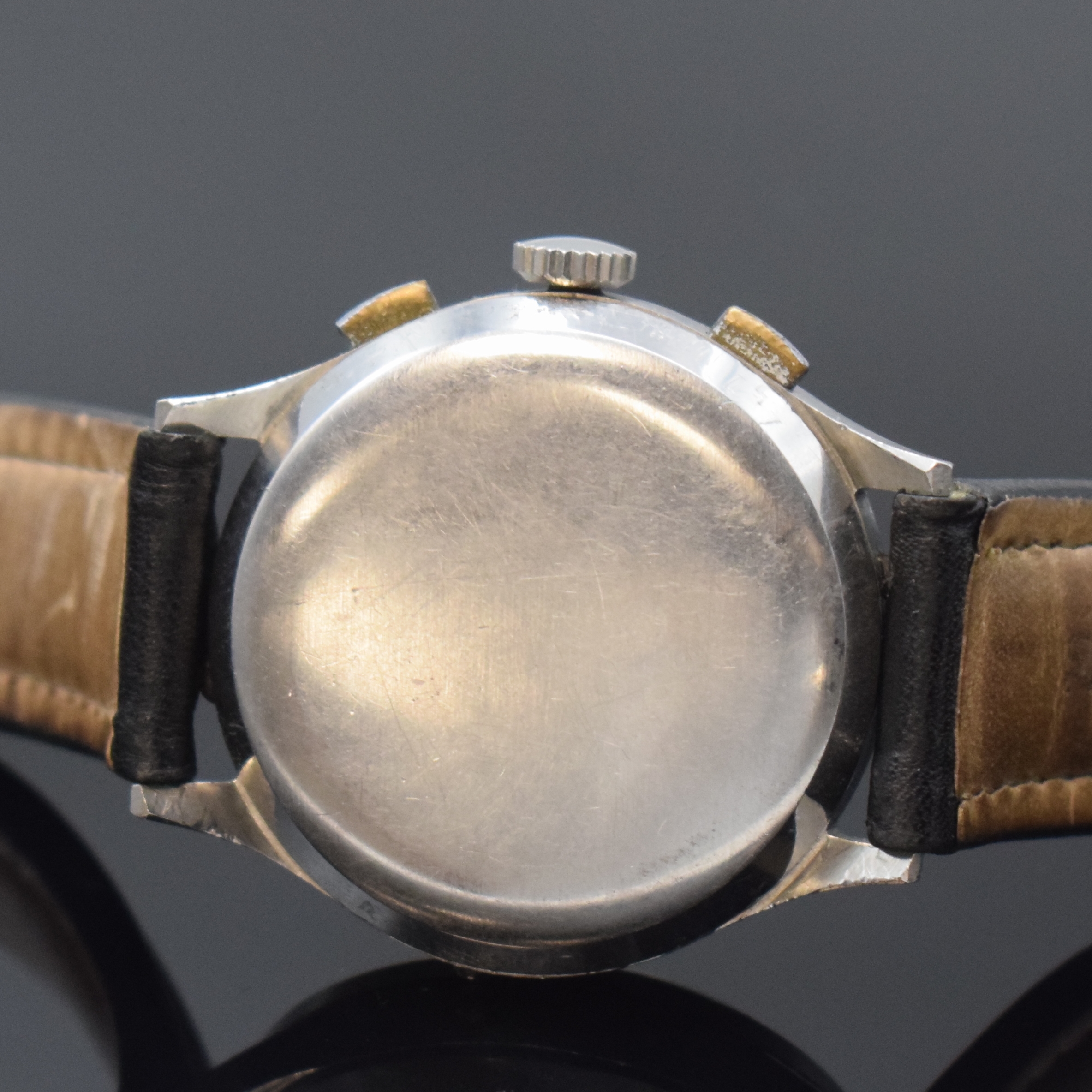 Detail d: ANGELUS Chronodato Rensie Herrenarmbanduhr mit Schaltradchronograph und Kalenderanzeige, Schweiz um 1945, 3-teil. Edelstahlgeh., Boden und Glasrand ...
