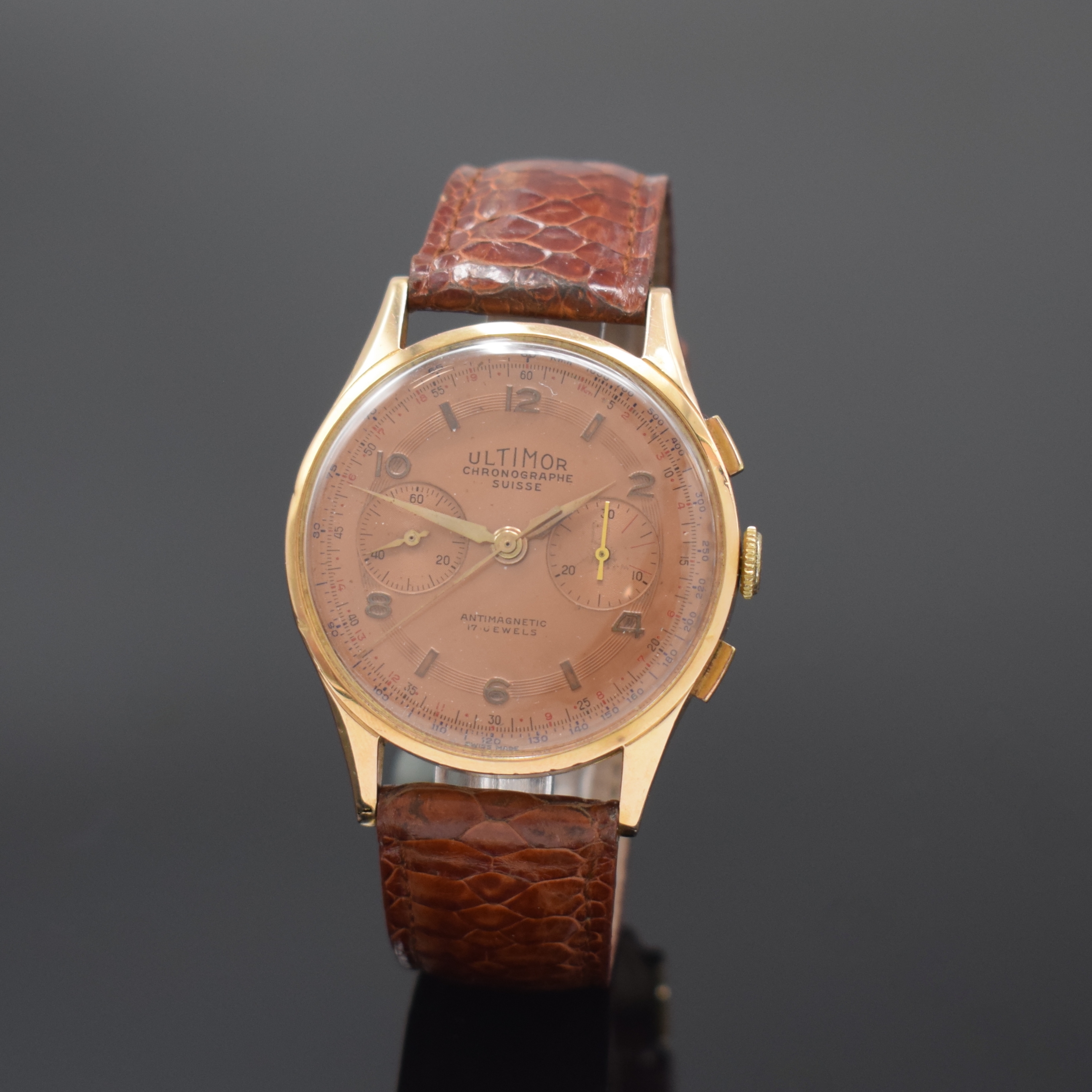 ULTIMOR/CHRONOGRAPHE SUISSE Herrenarmbanduhr mit Chronograph in RG 750/000, Schweiz um 1945, Handaufzug, 2-teil. Geh. dell., kupferfarb. Zifferbl. ...