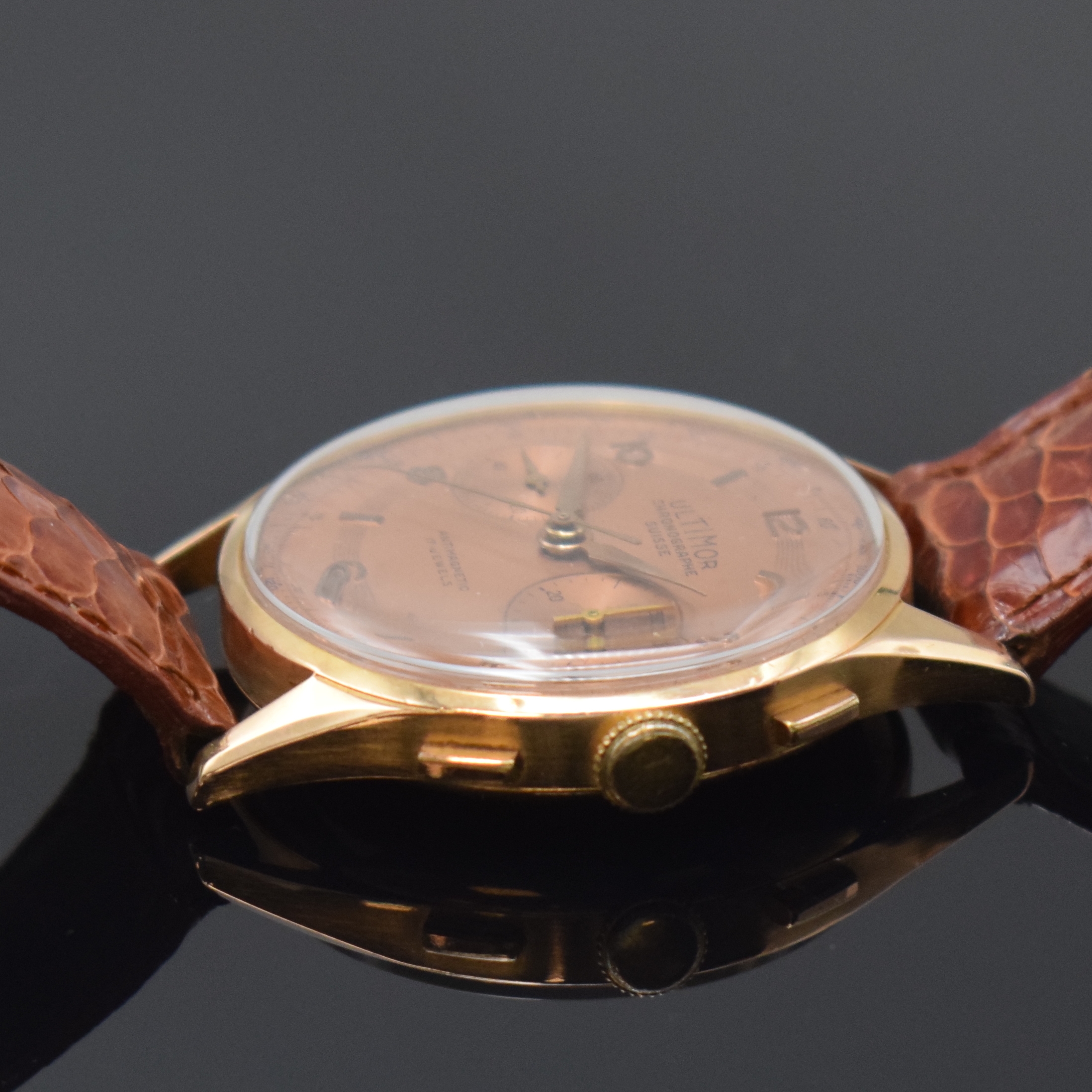 Detail b: ULTIMOR/CHRONOGRAPHE SUISSE Herrenarmbanduhr mit Chronograph in RG 750/000, Schweiz um 1945, Handaufzug, 2-teil. Geh. dell., kupferfarb. Zifferbl. ...