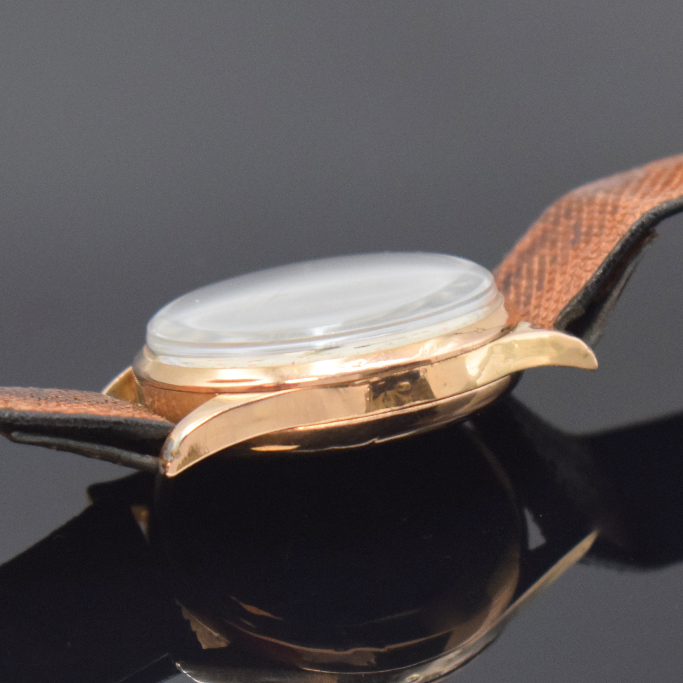 Detail c: LANDERON Armbandchronograph in RG 750/000, Schweiz um 1955, Handaufzug, Boden u. Glasrand aufgedr., Geh. dell., silb. Zifferbl. bez. Chronographe ...
