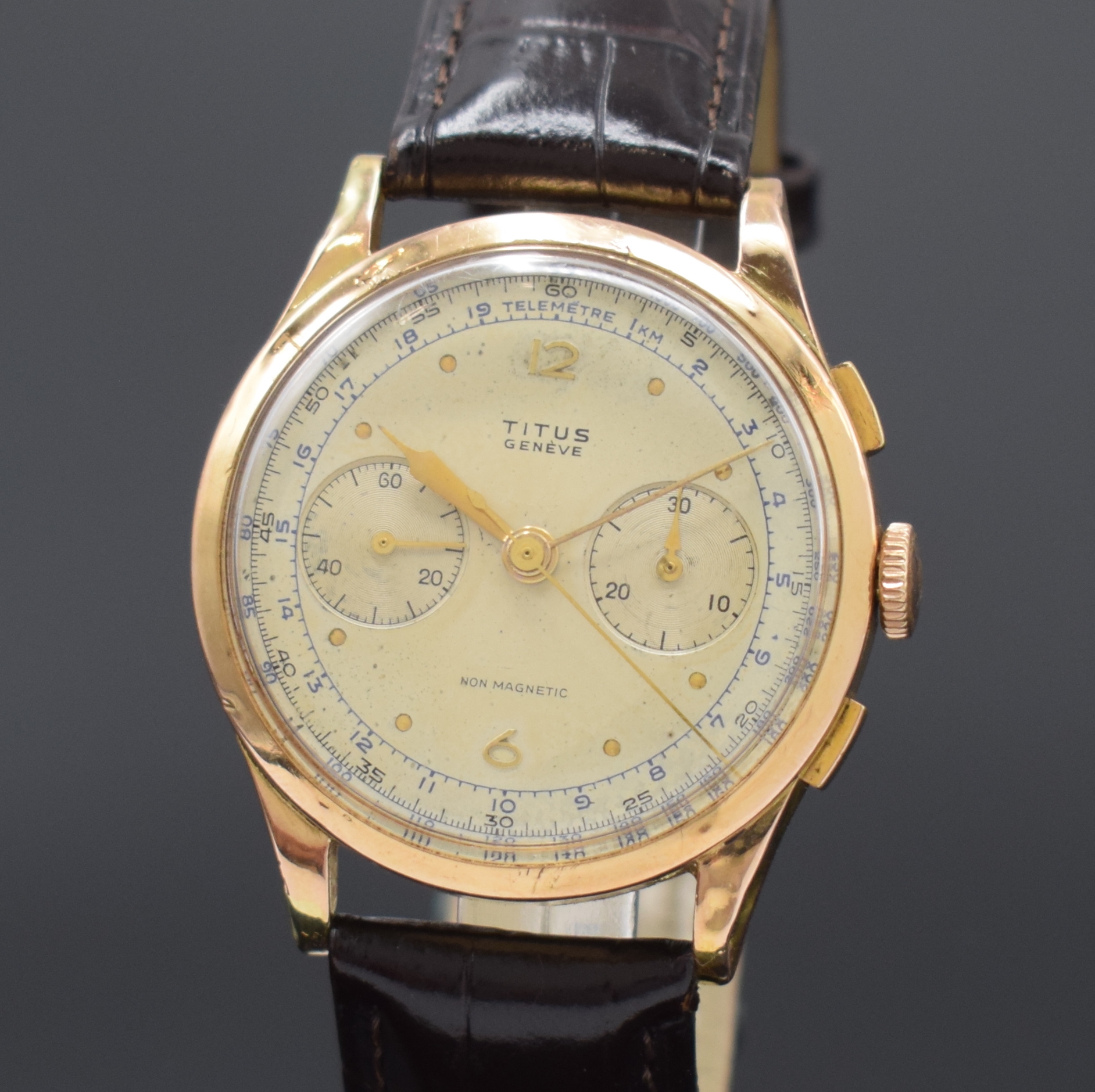 Detail a: TITUS Herrenarmbanduhr mit Chronograph in RG 750/000, Schweiz um 1950, Handaufzug, 3- teil. Geh. dell., Boden und Glasrand aufgedr., verg. Cuv., ...