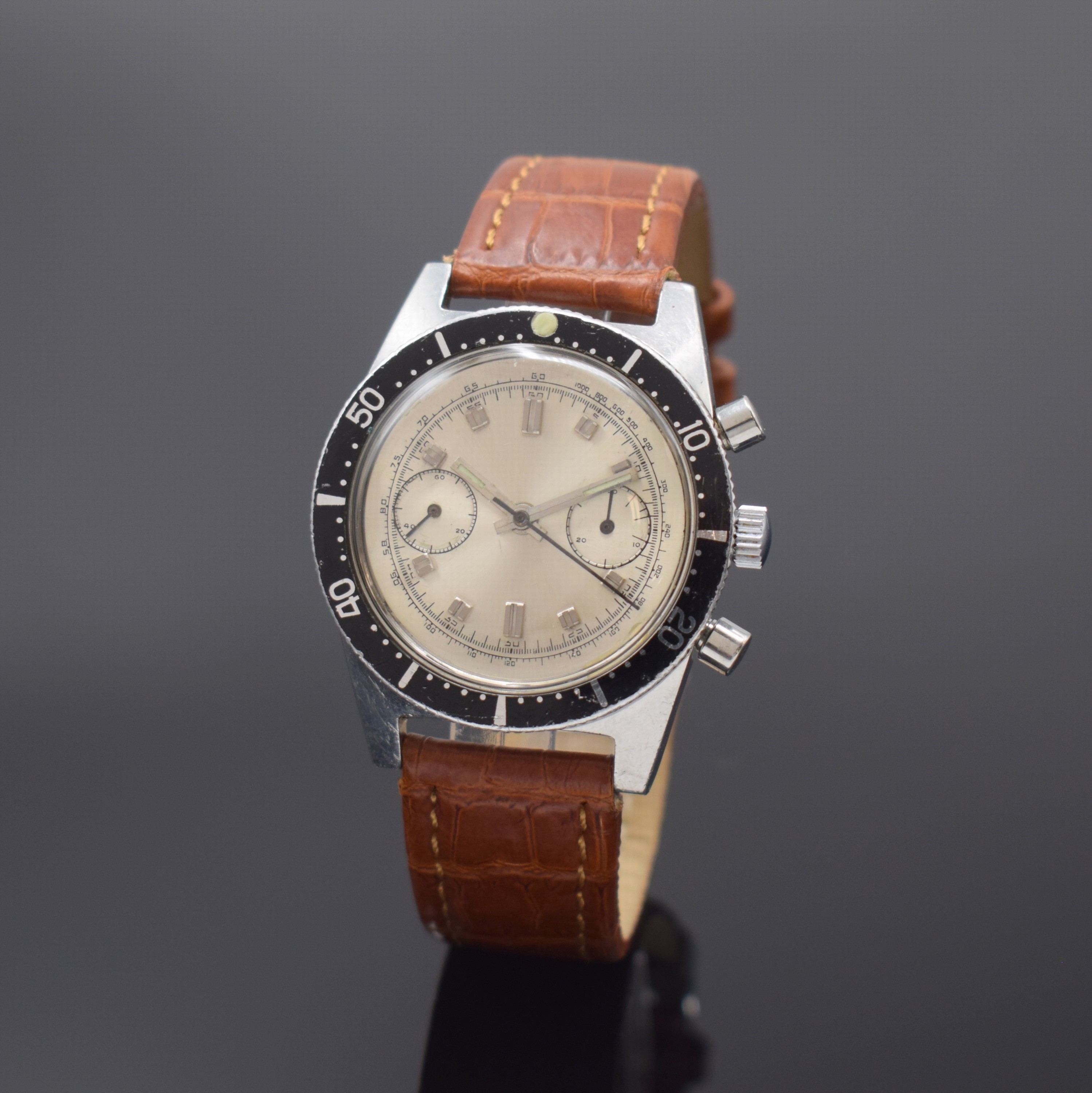 Armbandchronograph in Edelstahl, Handaufzug, Schweiz um 1968, Boden verschr., Mido Lederband m. Mido Faltschl., silb. Zifferbl. m. aufges. Indizes ...