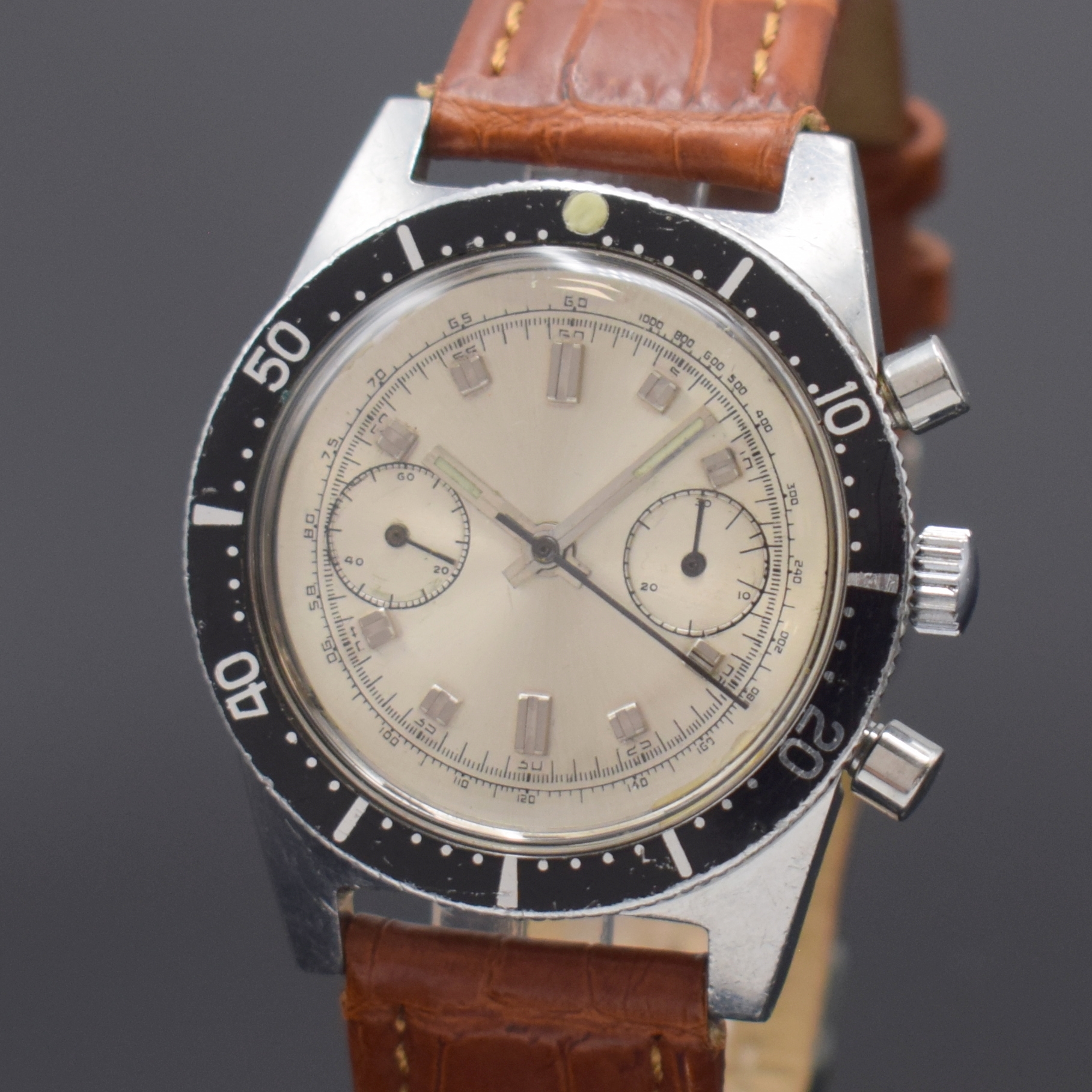 Detail a: Armbandchronograph in Edelstahl, Handaufzug, Schweiz um 1968, Boden verschr., Mido Lederband m. Mido Faltschl., silb. Zifferbl. m. aufges. Indizes ...
