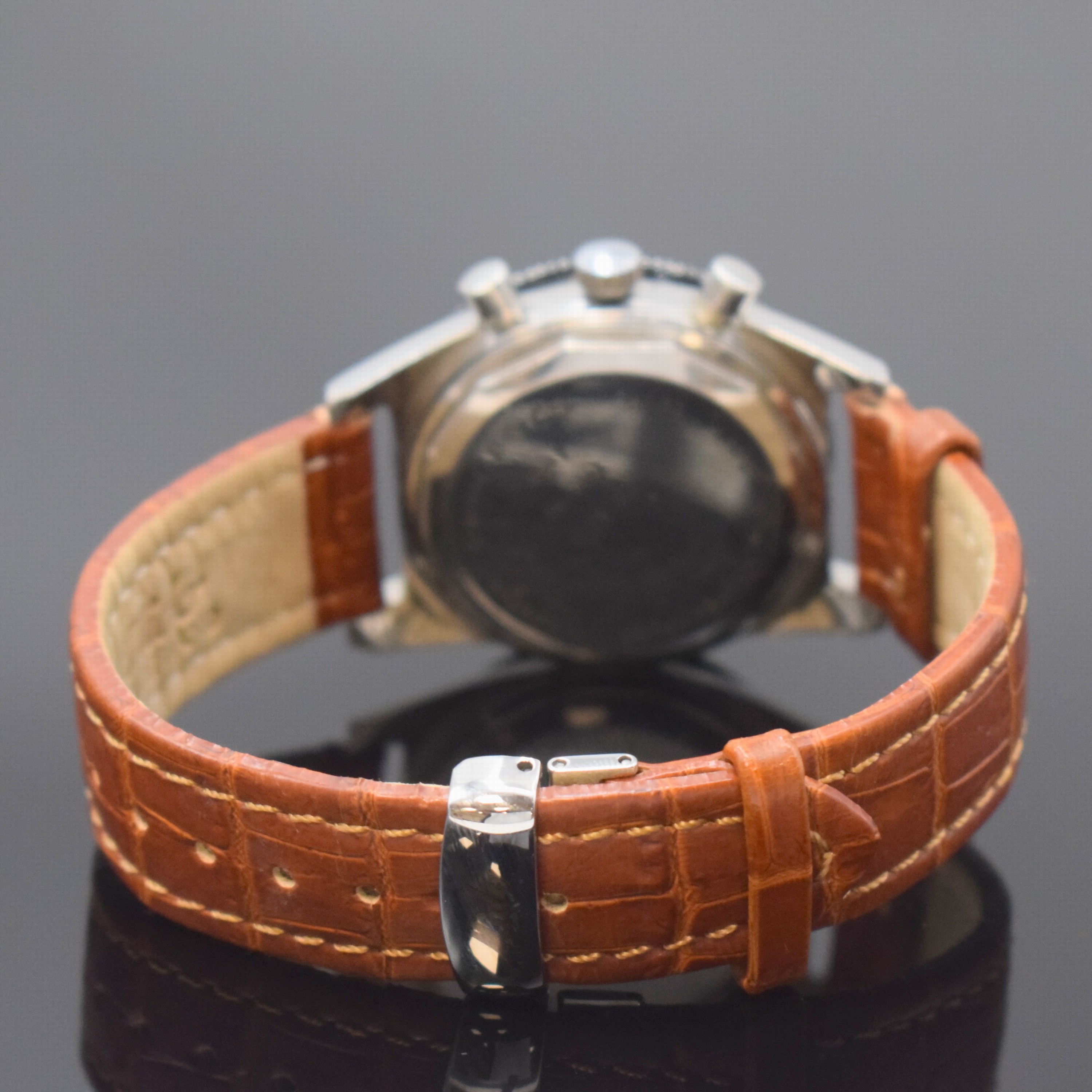 Detail b: Armbandchronograph in Edelstahl, Handaufzug, Schweiz um 1968, Boden verschr., Mido Lederband m. Mido Faltschl., silb. Zifferbl. m. aufges. Indizes ...