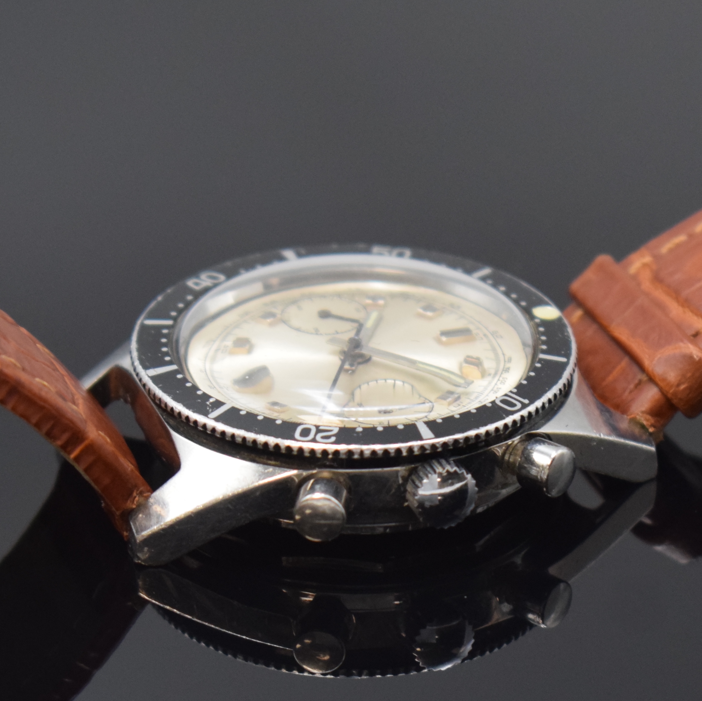 Detail c: Armbandchronograph in Edelstahl, Handaufzug, Schweiz um 1968, Boden verschr., Mido Lederband m. Mido Faltschl., silb. Zifferbl. m. aufges. Indizes ...