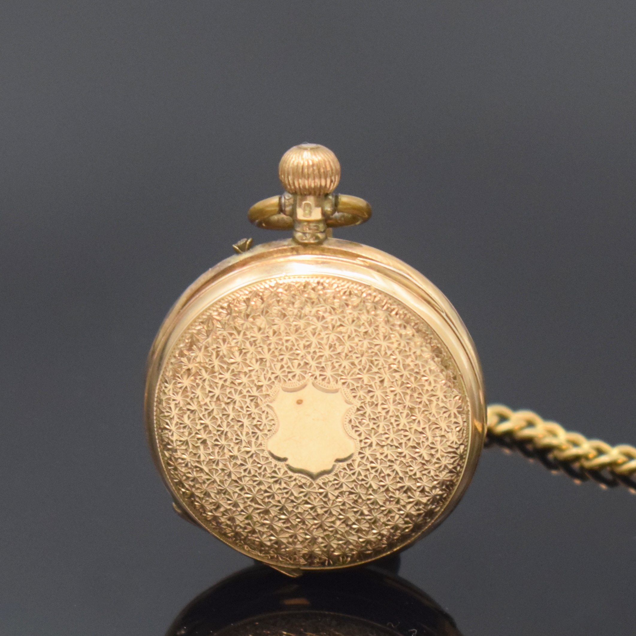 Detail a: Offene Taschenuhr in RoseG 585/000 mit vergoldeter Kette, Schweiz um 1890, Geh. dell., grav. Rückdeckel m. Monogrammspiegel, Metallcuvette, ...