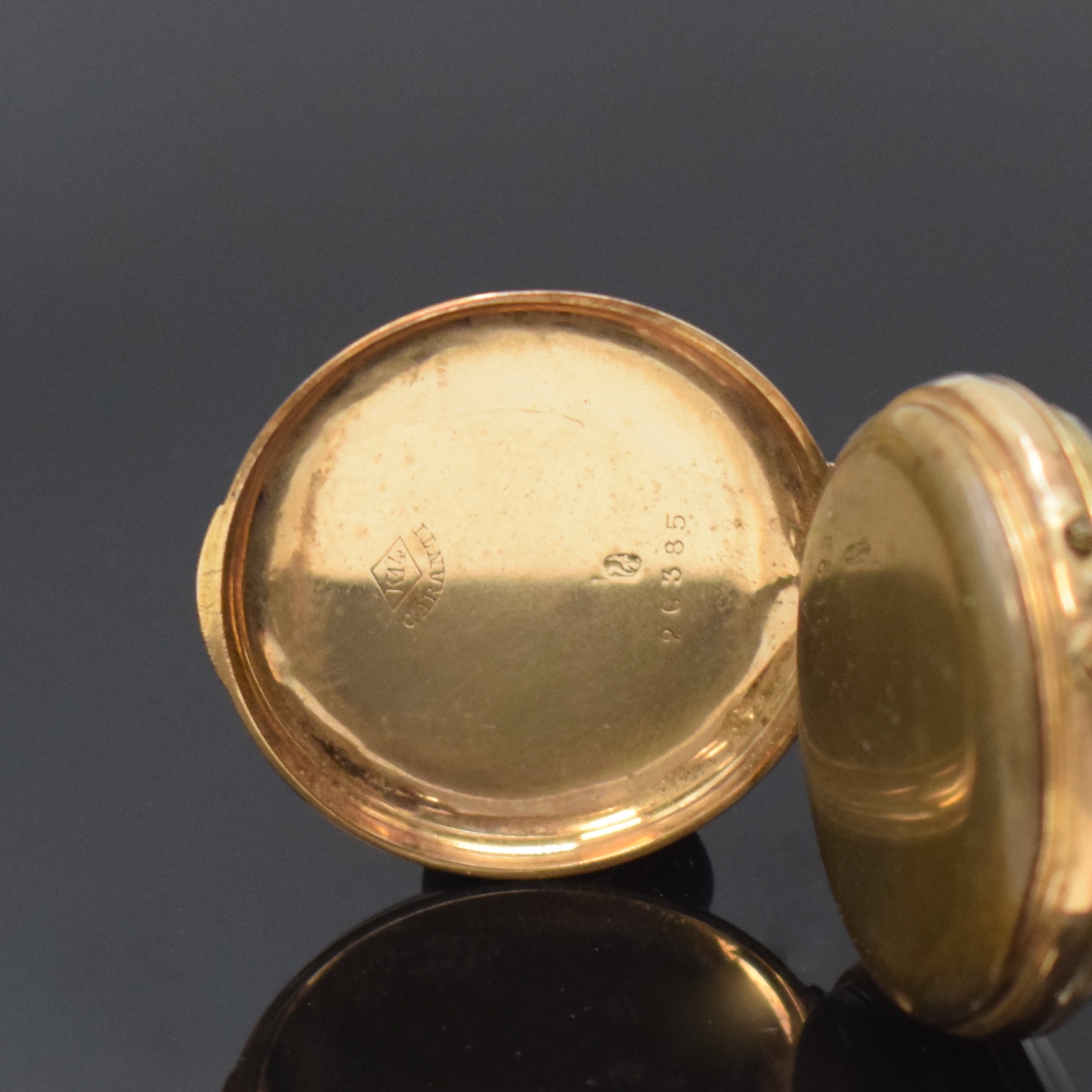 Detail b: Offene Taschenuhr in RoseG 585/000 mit vergoldeter Kette, Schweiz um 1890, Geh. dell., grav. Rückdeckel m. Monogrammspiegel, Metallcuvette, ...