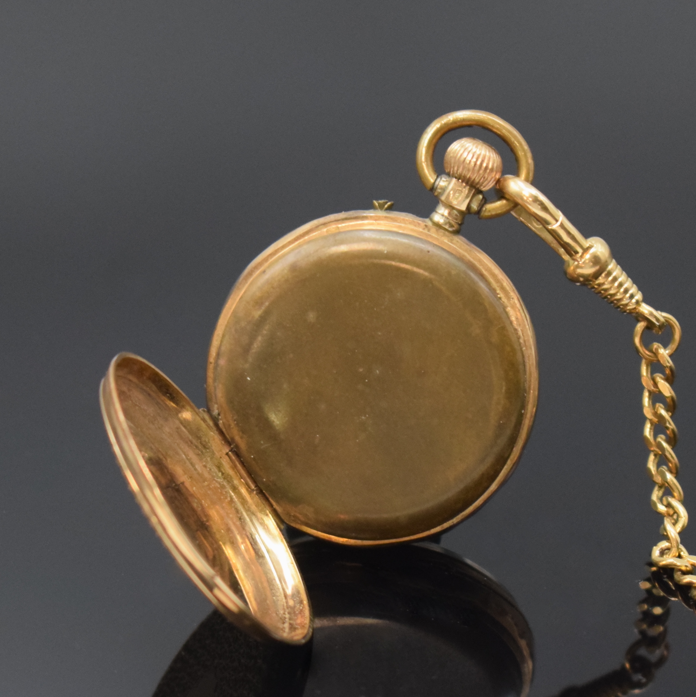 Detail c: Offene Taschenuhr in RoseG 585/000 mit vergoldeter Kette, Schweiz um 1890, Geh. dell., grav. Rückdeckel m. Monogrammspiegel, Metallcuvette, ...