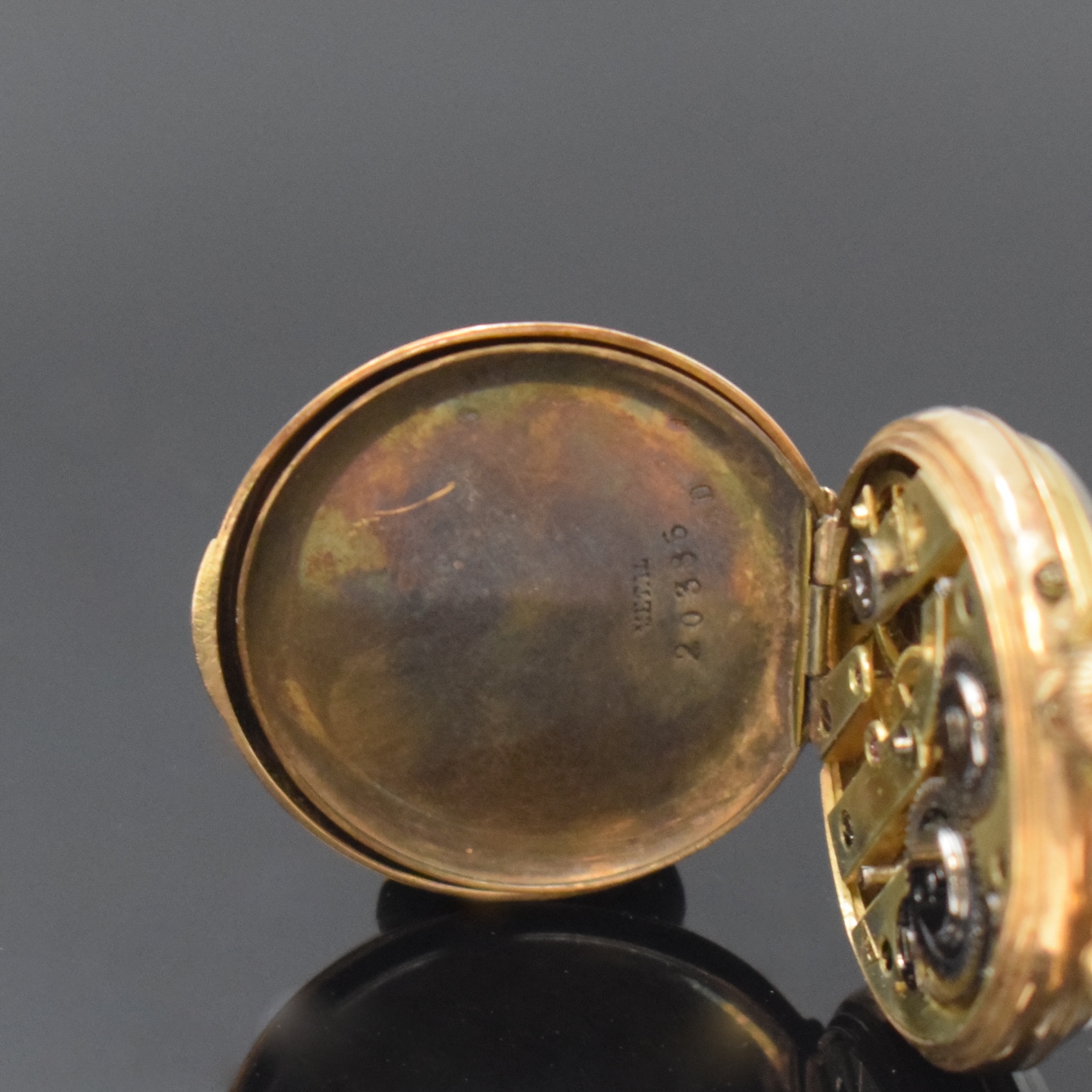 Detail d: Offene Taschenuhr in RoseG 585/000 mit vergoldeter Kette, Schweiz um 1890, Geh. dell., grav. Rückdeckel m. Monogrammspiegel, Metallcuvette, ...