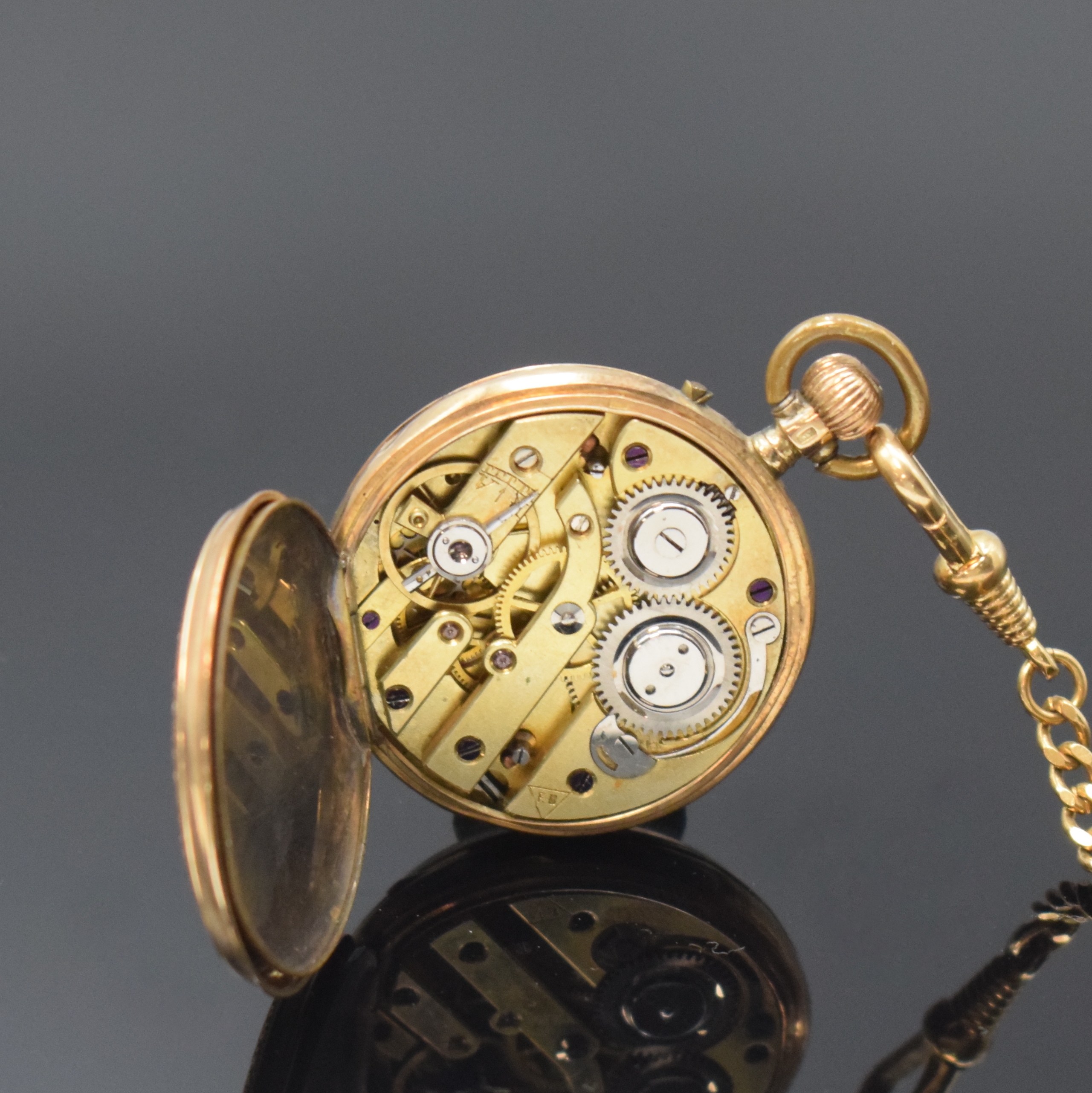 Detail e: Offene Taschenuhr in RoseG 585/000 mit vergoldeter Kette, Schweiz um 1890, Geh. dell., grav. Rückdeckel m. Monogrammspiegel, Metallcuvette, ...