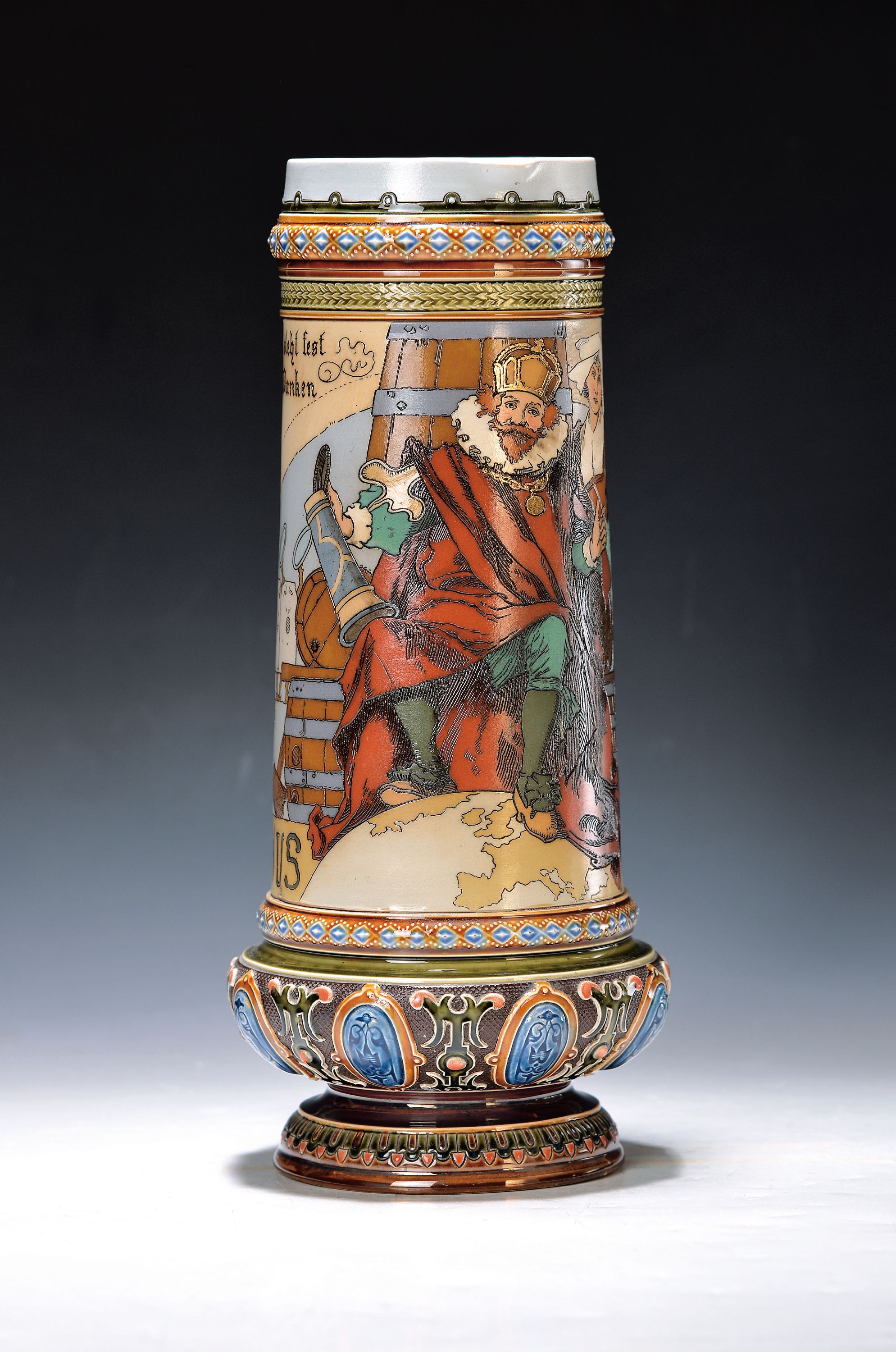 Große Bierkanne, Mettlach, Villeroy & Boch, Entwurf Heinrich Schlitt, um 1898, Feinsteinzeug, Gambrinusdarstellung, mit Trinkspruch: "Dein ...