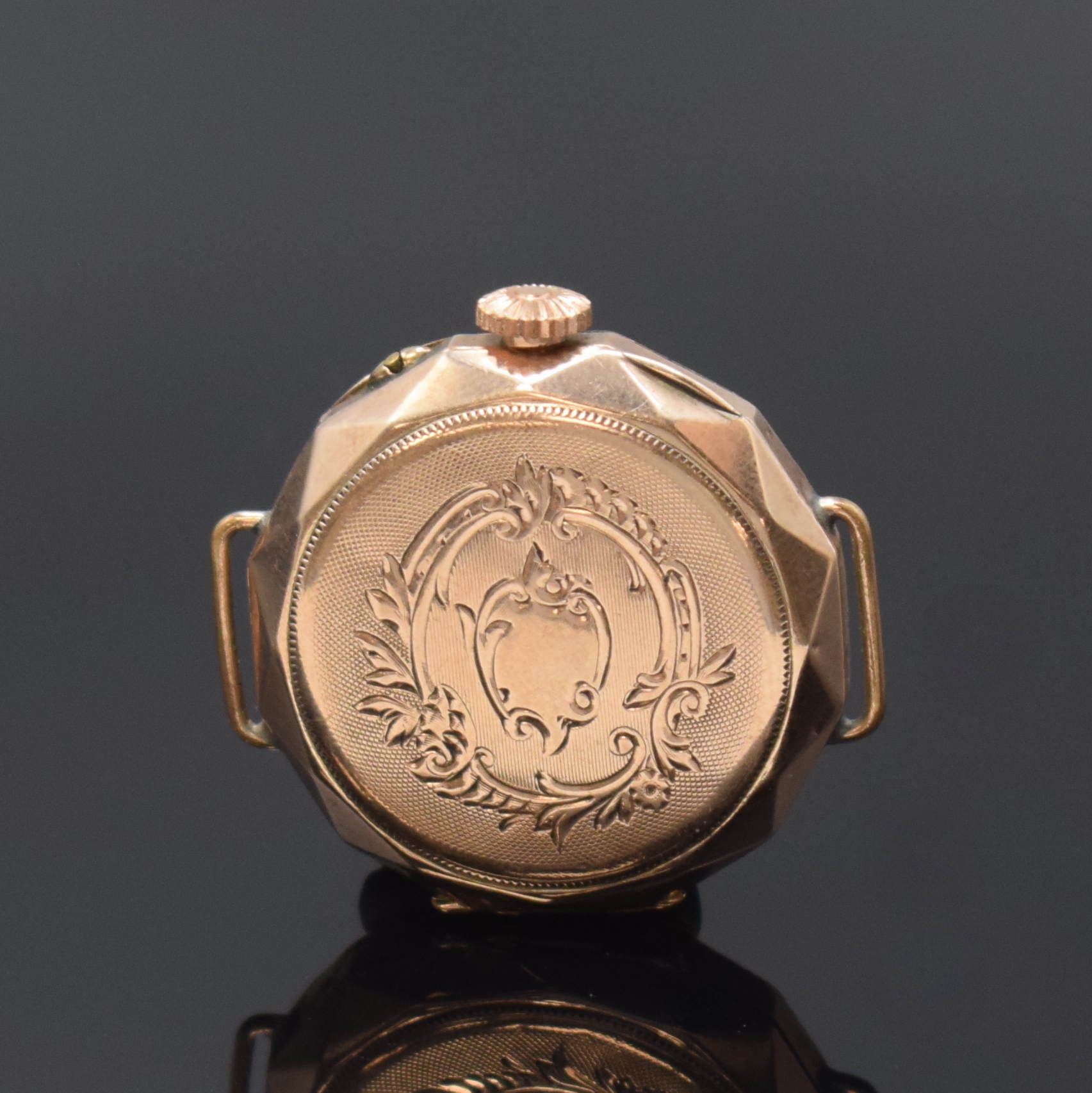 Detail a: Offene Taschenuhr umgebaut zur Armbanduhr in RoseG 333/000, Schweiz um 1890, Geh. dell., guill. Rückdeckel m. Monogrammspiegel, Metallcuvette, ...