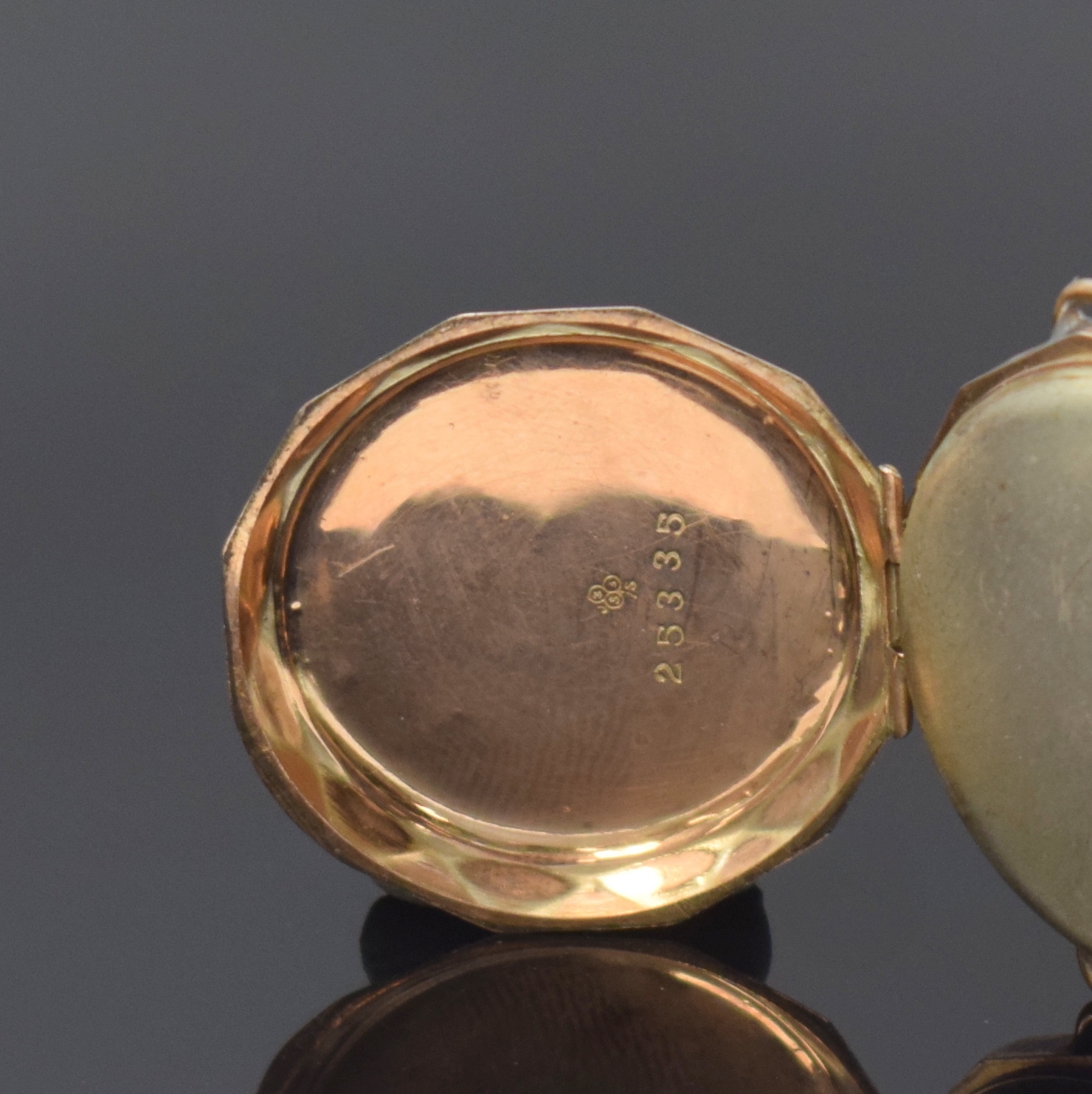 Detail b: Offene Taschenuhr umgebaut zur Armbanduhr in RoseG 333/000, Schweiz um 1890, Geh. dell., guill. Rückdeckel m. Monogrammspiegel, Metallcuvette, ...