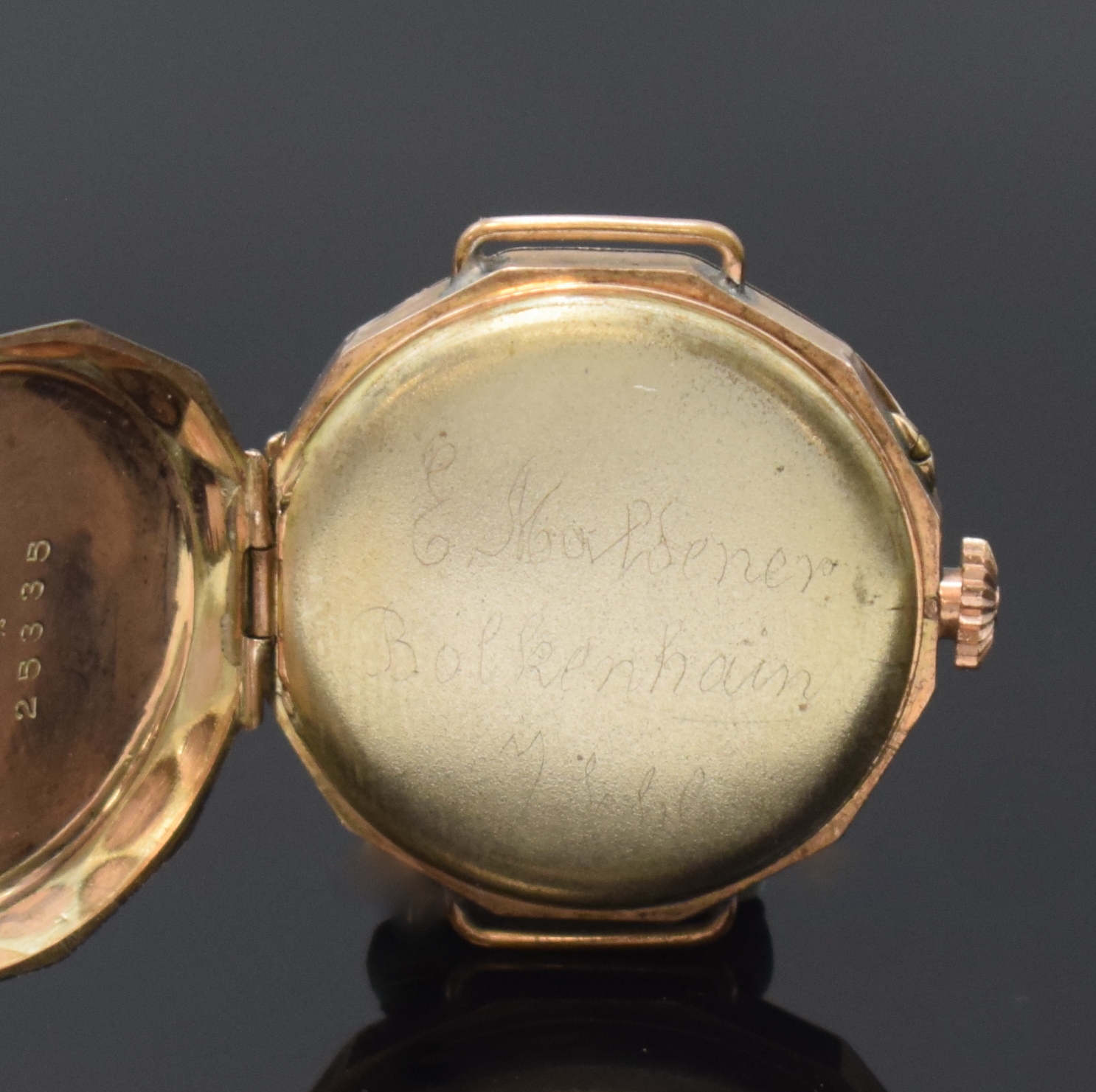 Detail c: Offene Taschenuhr umgebaut zur Armbanduhr in RoseG 333/000, Schweiz um 1890, Geh. dell., guill. Rückdeckel m. Monogrammspiegel, Metallcuvette, ...