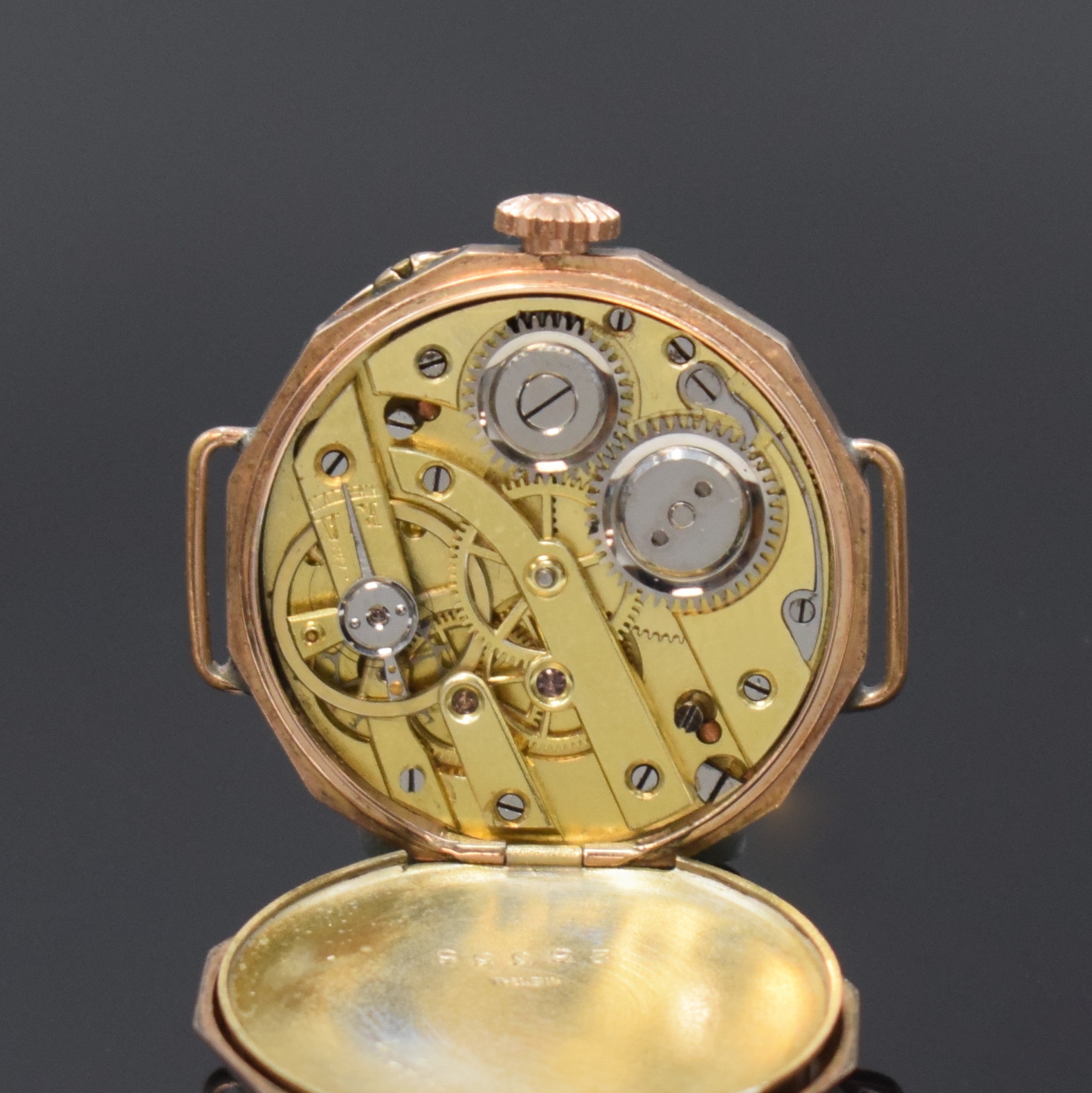 Detail e: Offene Taschenuhr umgebaut zur Armbanduhr in RoseG 333/000, Schweiz um 1890, Geh. dell., guill. Rückdeckel m. Monogrammspiegel, Metallcuvette, ...