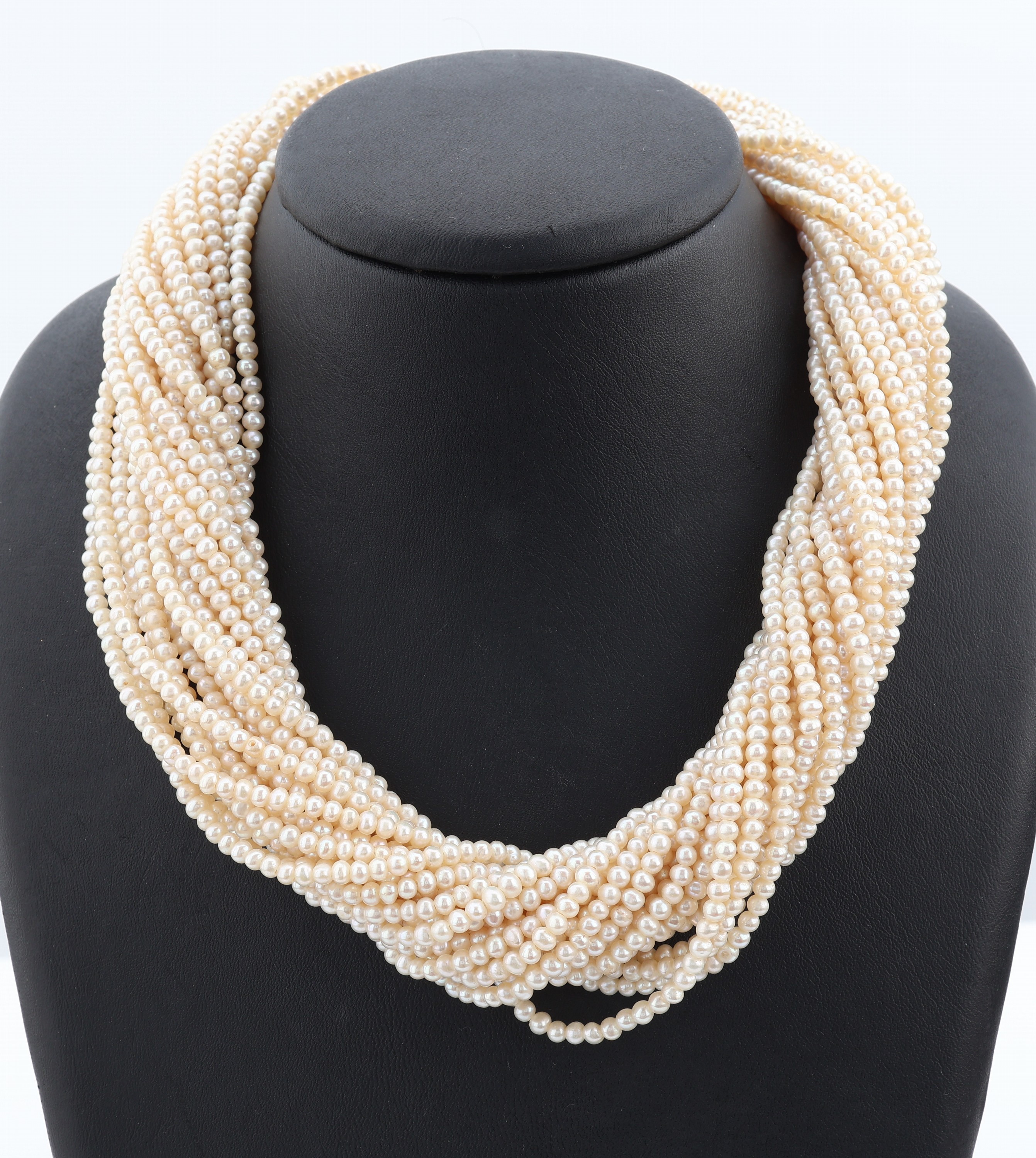 Mehrreihiges Zuchtperl-Collier mit 8 kt Gold Schließe, GG 333/000, 23-rhg. Akoyazuchtperlen, D. ca. 3 mm, L. ca. 44 cm, Federringschließe