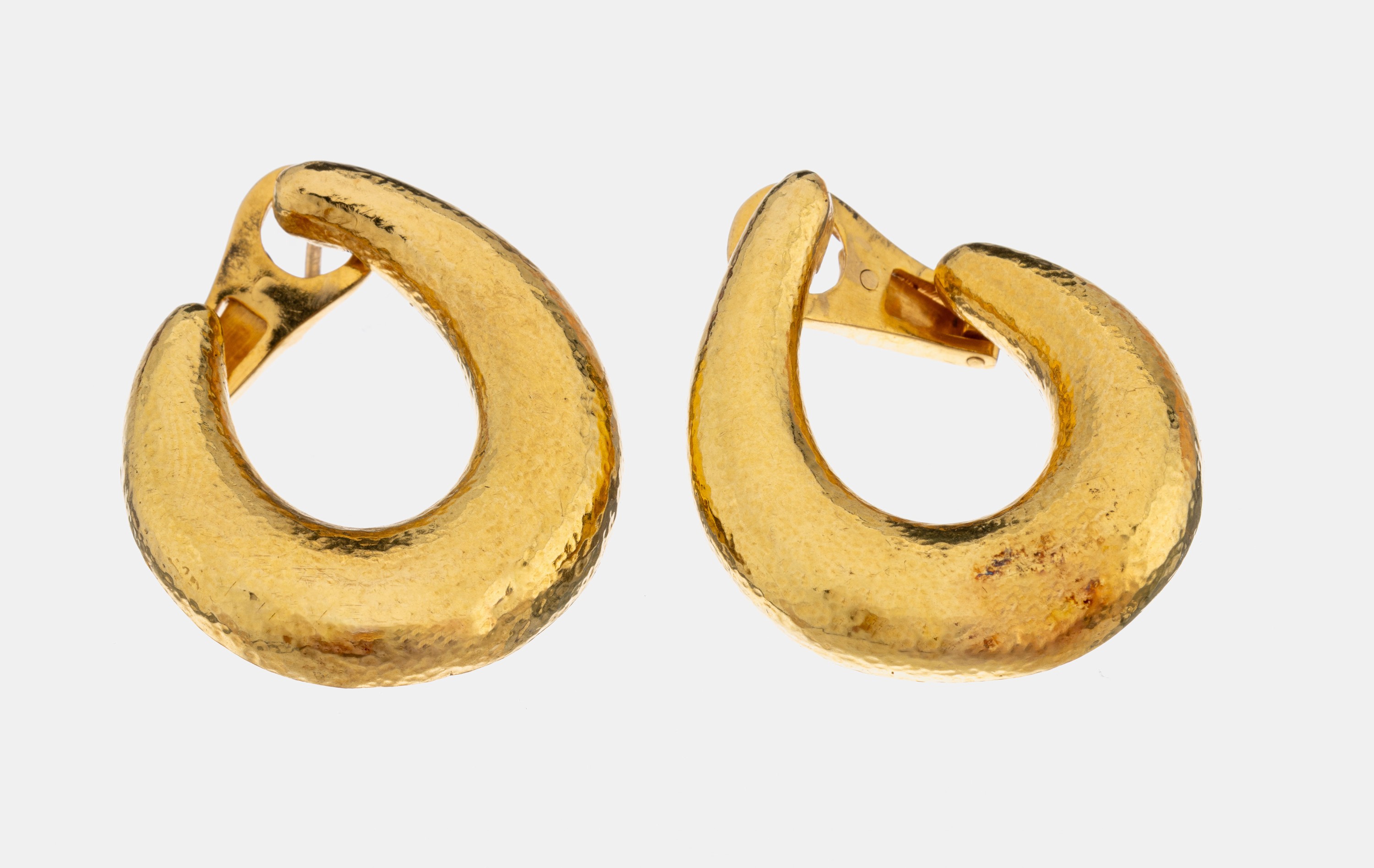 Paar 22 kt Gold Ohrclips, GG 916/000, geschwungen, Hammerschlagdekor, ca. 18.3 g, Clipbrisuren, Meistermarke unged.