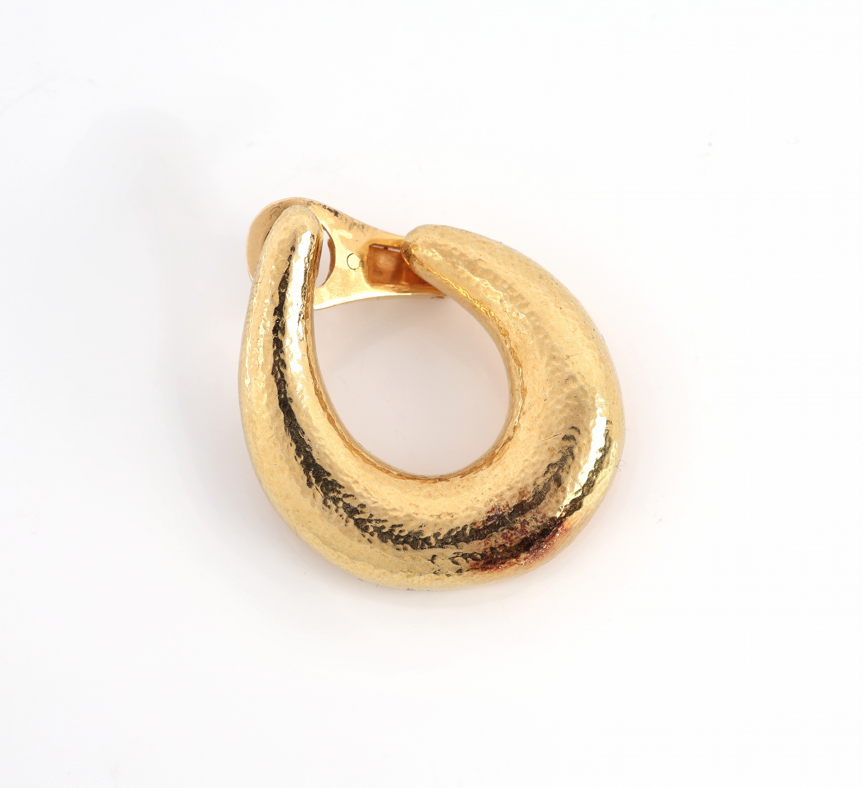 Detail c: Paar 22 kt Gold Ohrclips, GG 916/000, geschwungen, Hammerschlagdekor, ca. 18.3 g, Clipbrisuren, Meistermarke unged.