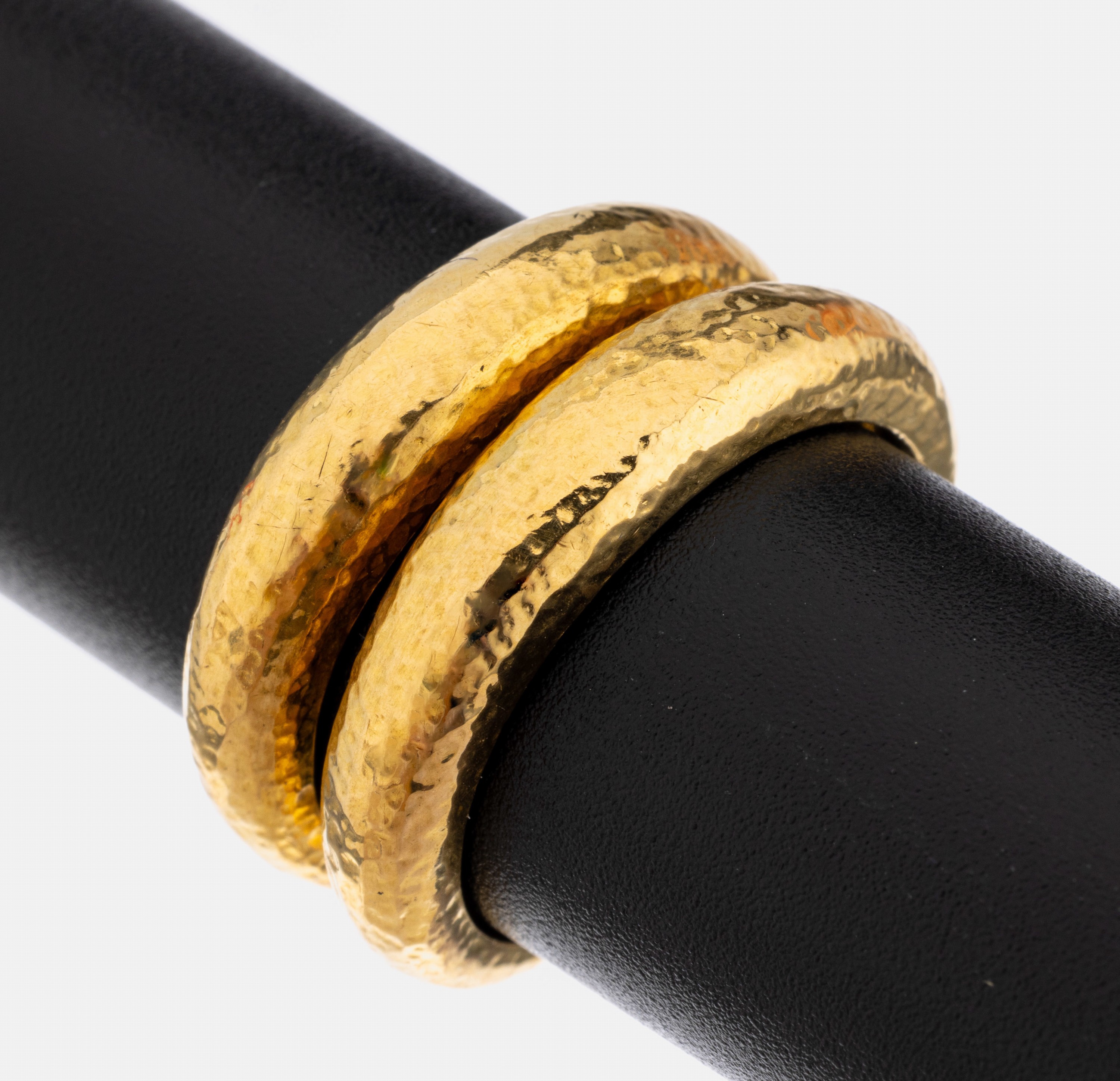 22 kt Gold Ring, GG 916/000, Hammerschlagdekor, RW 52, ca. 9.6 g, Meistermarke unged.