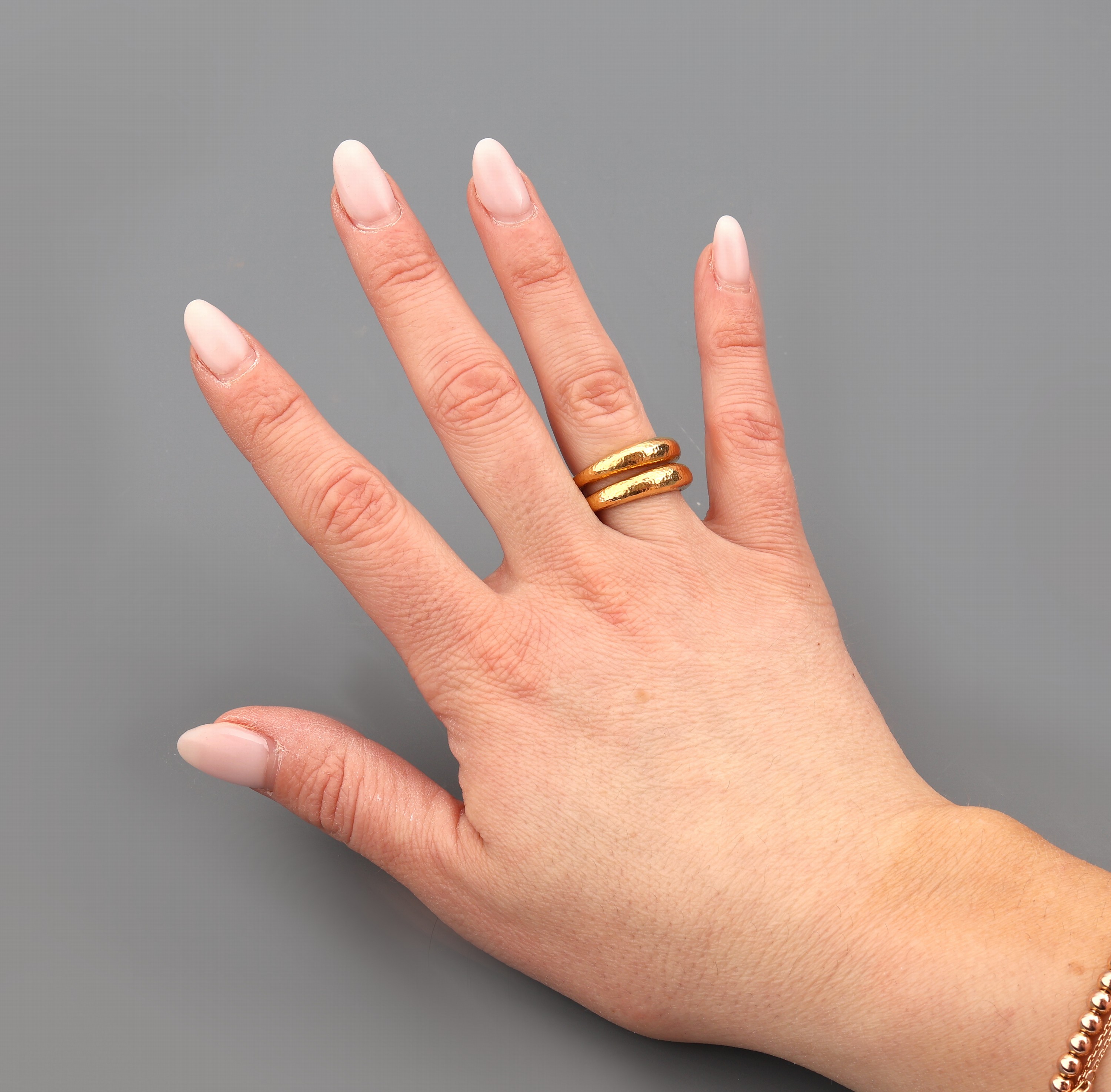 Detail a: 22 kt Gold Ring, GG 916/000, Hammerschlagdekor, RW 52, ca. 9.6 g, Meistermarke unged.
