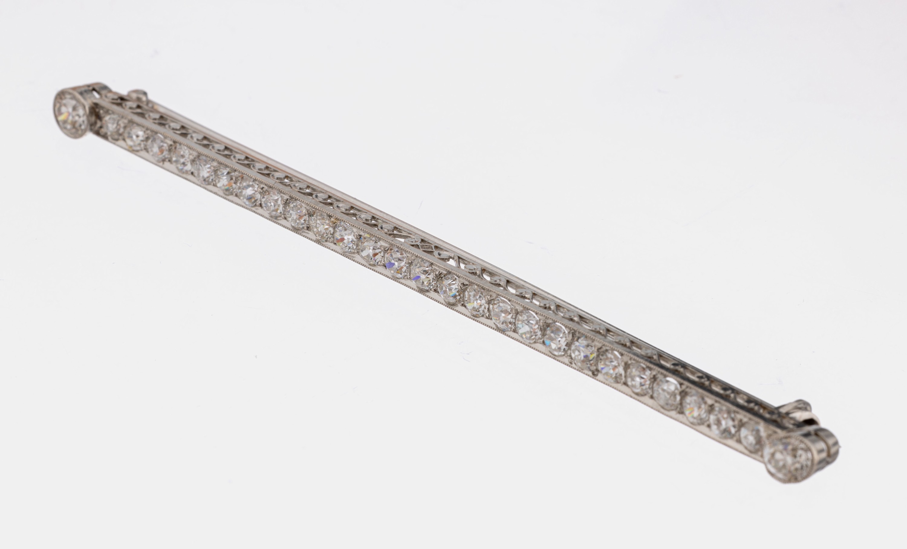 18 kt Gold Diamant-Brosche, WG 750/000 gepr., länglich, 28 Altschliffdiamanten zus. ca. 3.20 ct Weiß-l.get.Weiß/si-p, L. ca. 9.2 cm, ca. 10 g