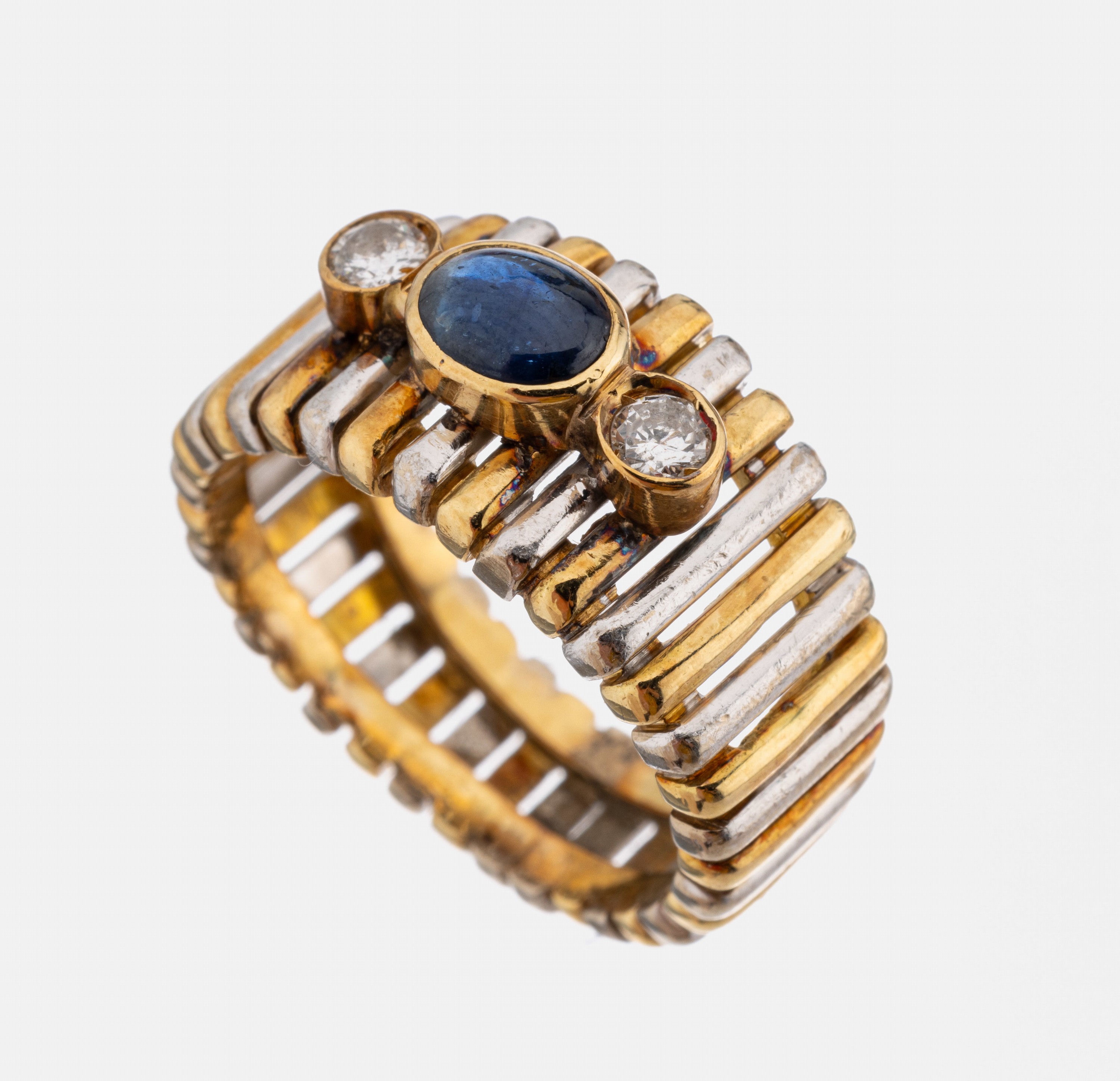 18 kt Gold Saphir-Brillant-Ring, GG/WG 750/000, GG und WG Stäbe im Wechsel, ovaler Saphir-Cabochon ca. 0.90 ct, 2 Brillanten zus. ca. 0.15 ct ...