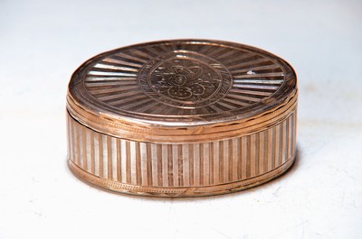 Image 26871753 - Silberdeckeldose, wohl Frankreich, Anfang 19. Jh., Silber, oval, graviert und ziseliert, ...