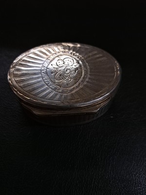 26871753a - Silberdeckeldose, wohl Frankreich, Anfang 19. Jh., Silber, oval, graviert und ziseliert, ...
