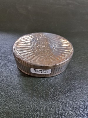 26871753b - Silberdeckeldose, wohl Frankreich, Anfang 19. Jh., Silber, oval, graviert und ziseliert, ...