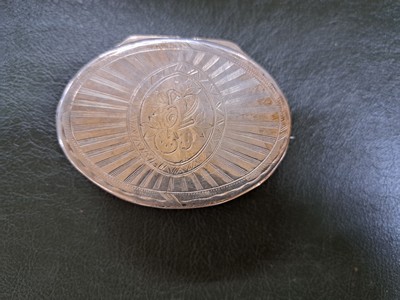26871753c - Silberdeckeldose, wohl Frankreich, Anfang 19. Jh., Silber, oval, graviert und ziseliert, ...