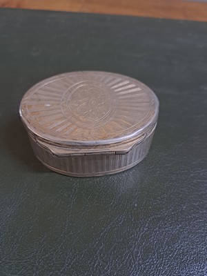 26871753d - Silberdeckeldose, wohl Frankreich, Anfang 19. Jh., Silber, oval, graviert und ziseliert, ...